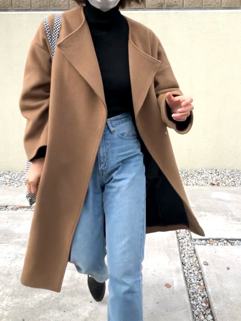 「オトナカジュアル、休日スタイル、シンプル、お出かけコーデ、ootd、冬コーデ、キレイめ、タートルネック、デニムコーデ、お洒落さんとつながりたい、ローファー、HAY、デニム、ママスタイル、男の子ママ」｜「AP STUDIOのアイテム（ノーカラーコート、ベージュ系）」を使った、ATTSUさん（レディース・163cm）の冬コーディネートの2枚目の写真