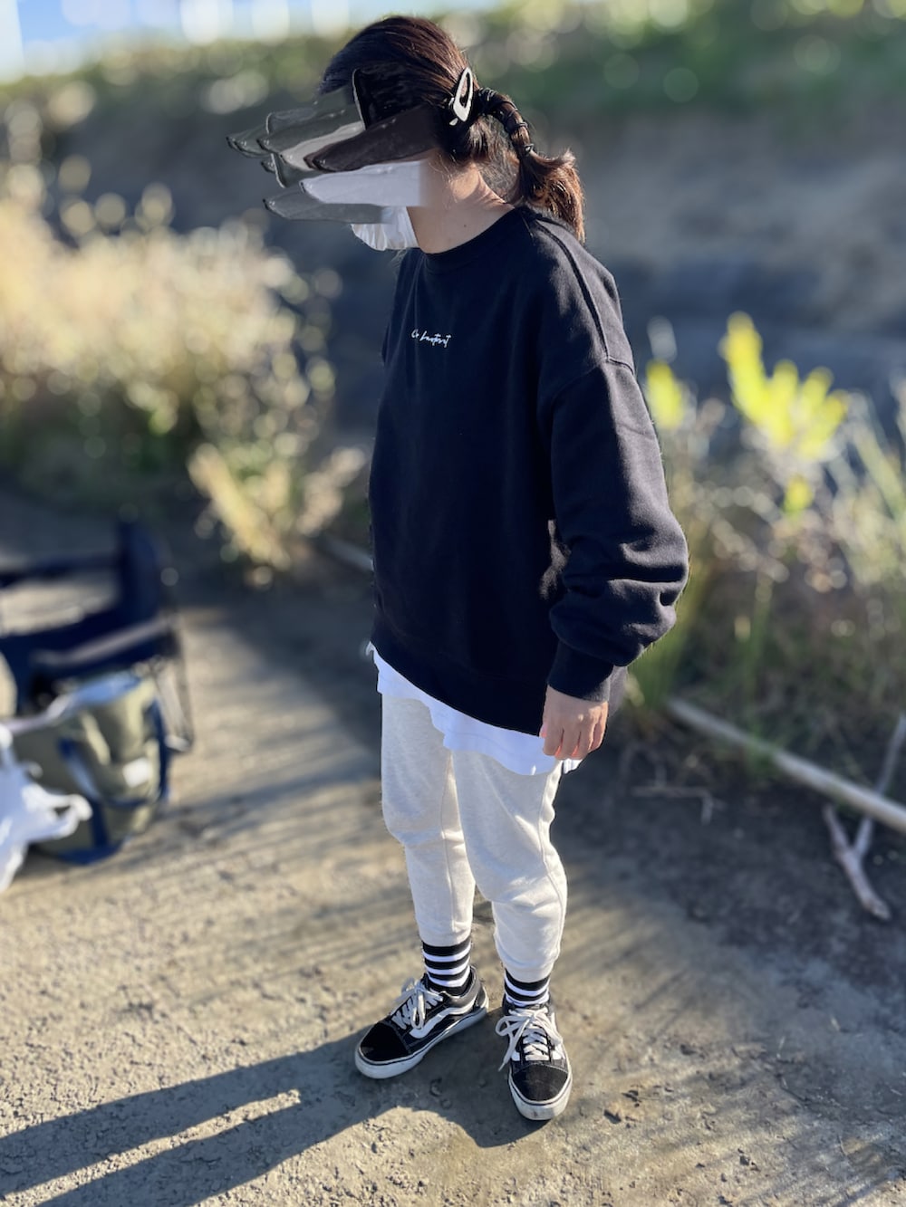 ブラック系のスウェット、ホワイト系のスウェットパンツ、ブラック系のスニーカーを着用したレディースの秋コーディネートの2枚目の写真