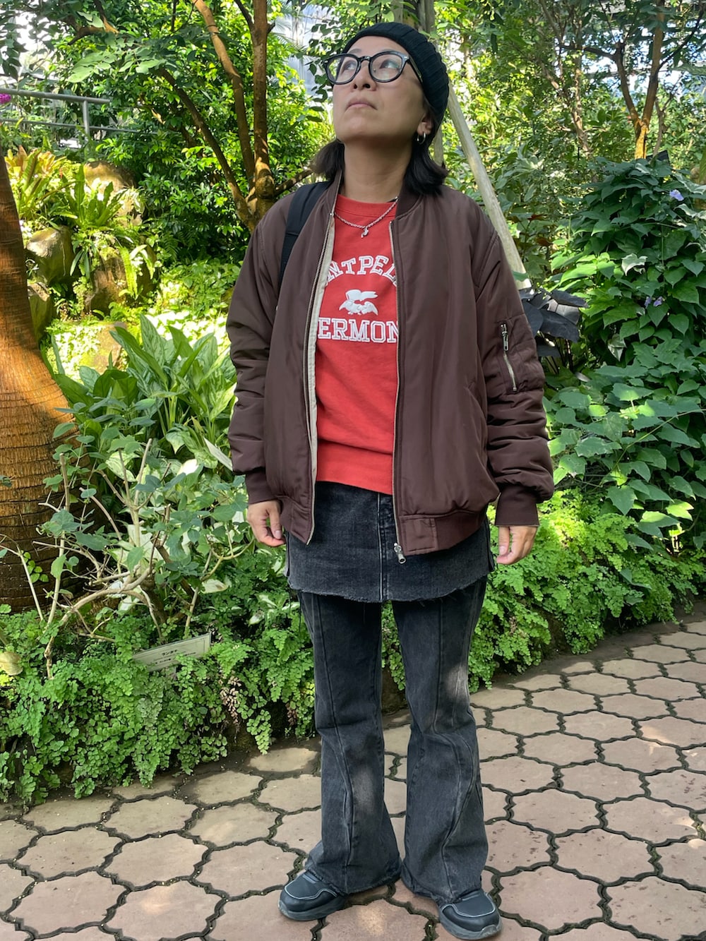 ブラウン系のMA-1、レッド系のスウェット、ブラック系のデニムパンツを着用したレディースの冬コーディネートの2枚目の写真