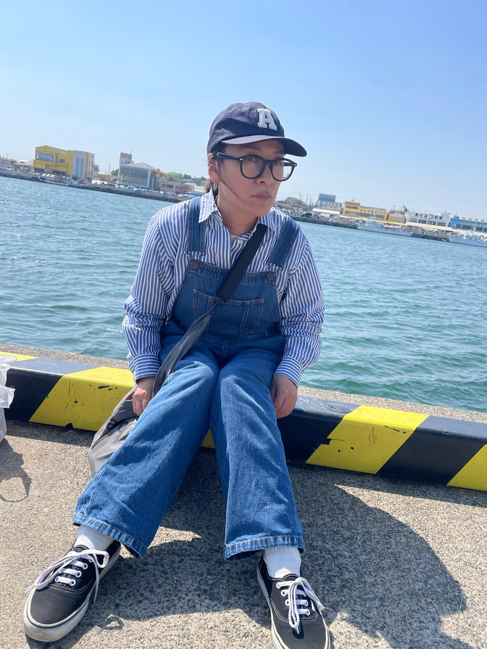ブルー系のTシャツ/カットソー、ブルー系のサロペット/オーバーオール、グレー系のトートバッグを着用したレディースの春コーディネートの2枚目の写真