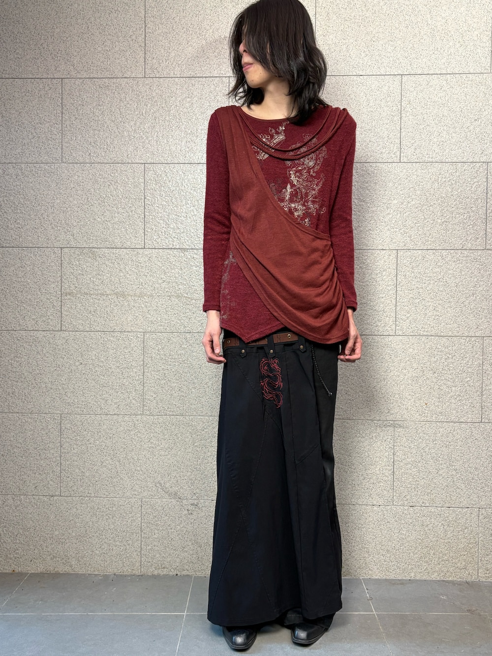 パープル系のTシャツ/カットソー、ブラック系のデニムパンツを着用したメンズの秋コーディネートの2枚目の写真