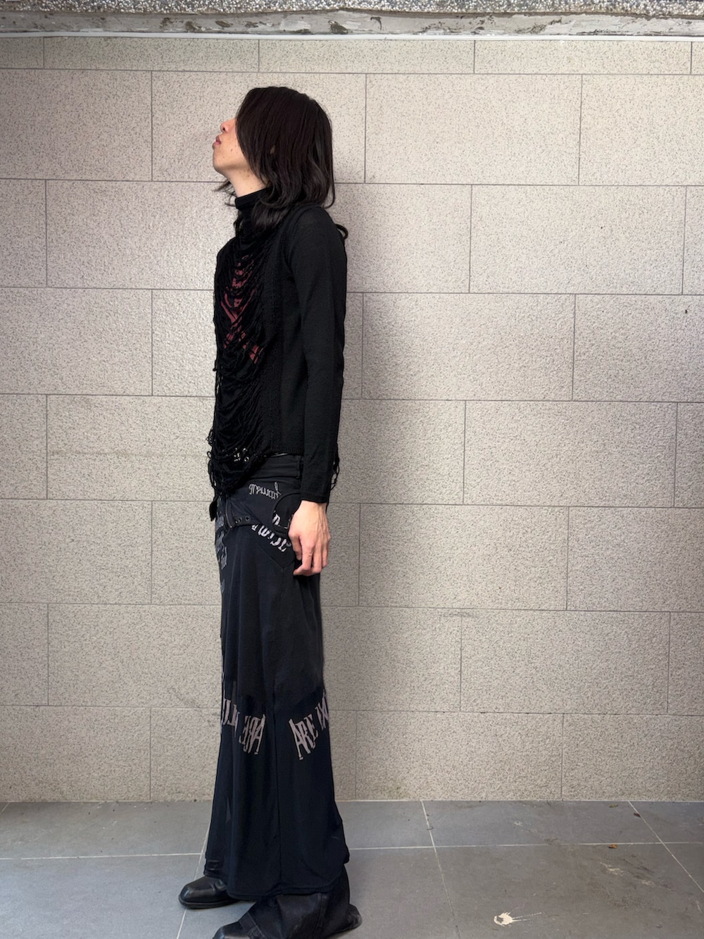 パープル系のTシャツ/カットソー、ブラック系のデニムパンツを着用したメンズの秋コーディネートの3枚目の写真