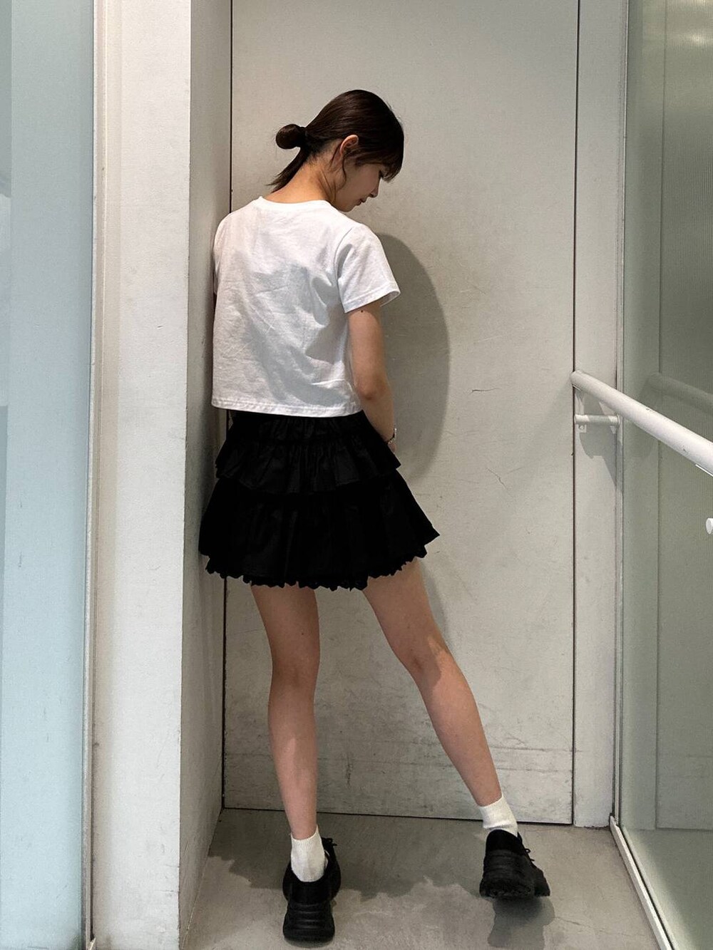 「差し色コーデ、ワントーン、ALAND、新作、Tシャツ、夏コーデ、春コーデ、休日コーデ、ミニスカート、韓国系、韓国ファッション」｜「3.3 Field Trip の3.3 Field Trip／リボアツゾコシューズ2（パンプス、ブラック系）」を使った、ｱｶﾘさん（レディース・161cm）の春コーディネートの3枚目の写真