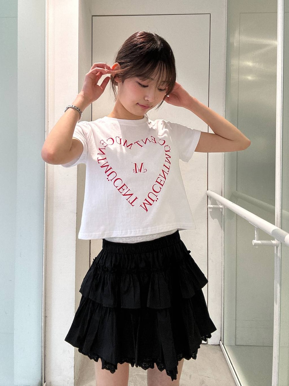 「差し色コーデ、ワントーン、ALAND、新作、Tシャツ、夏コーデ、春コーデ、休日コーデ、ミニスカート、韓国系、韓国ファッション」｜「3.3 Field Trip の3.3 Field Trip／リボアツゾコシューズ2（パンプス、ブラック系）」を使った、ｱｶﾘさん（レディース・161cm）の春コーディネートの4枚目の写真