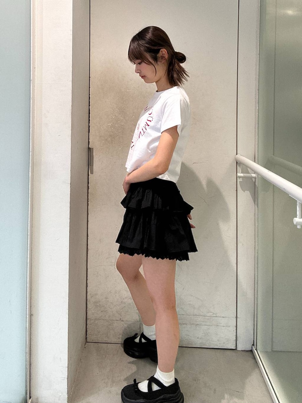 「差し色コーデ、ワントーン、ALAND、新作、Tシャツ、夏コーデ、春コーデ、休日コーデ、ミニスカート、韓国系、韓国ファッション」｜「3.3 Field Trip の3.3 Field Trip／リボアツゾコシューズ2（パンプス、ブラック系）」を使った、ｱｶﾘさん（レディース・161cm）の春コーディネートの2枚目の写真