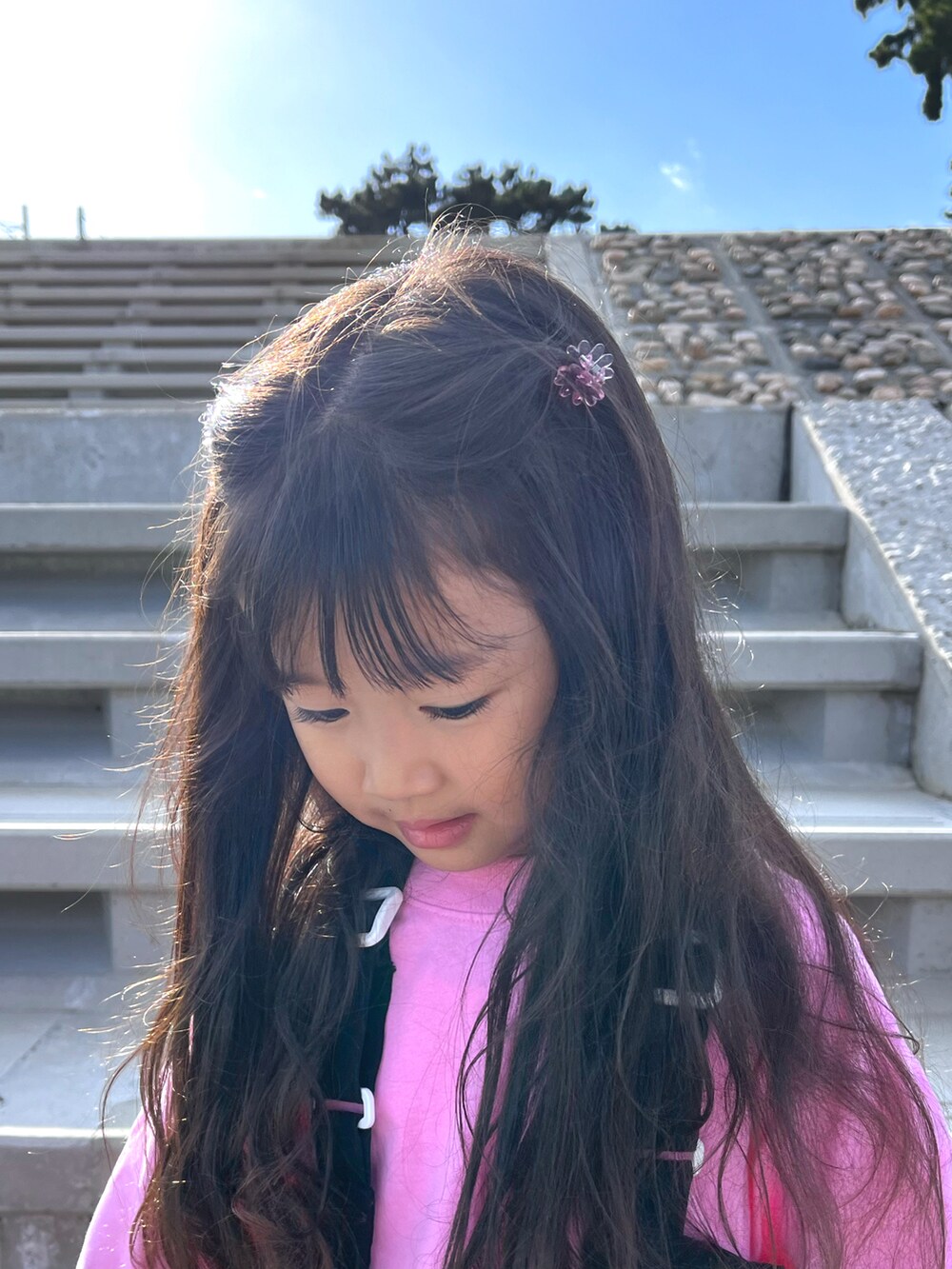 ブラック系のベスト、ホワイト系のその他パンツ、グリーン系のスニーカーを着用したキッズの秋コーディネートの2枚目の写真