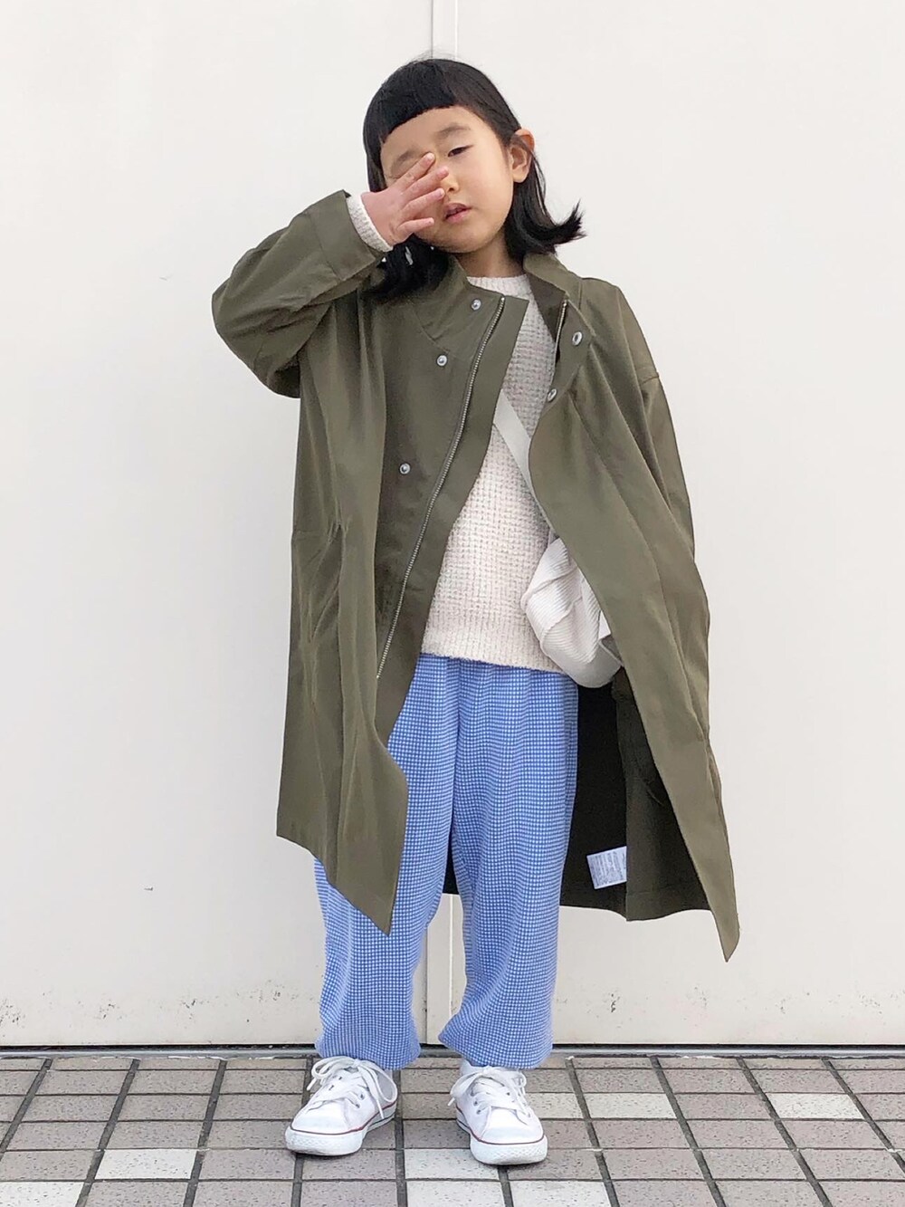 「春コーデ、シンプルコーデ、休日スタイル、コンバース、モッズコート、韓国子供服、パステル映える春、春ニット、白スニーカー、淡色コーデ、カジュアルコーデ、スウェットパンツ、カラーパンツ」｜「dress monsterのdress monster（パンツ、ブルー系）」を使った、KIYOKOHさん（キッズ・110cm）の春コーディネートの3枚目の写真