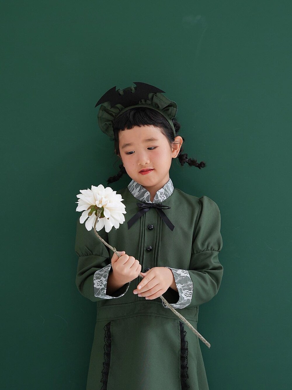 ブラック系のドレスシューズ、グリーン系のコスチューム/パーティーグッズを着用したキッズの秋コーディネートの4枚目の写真