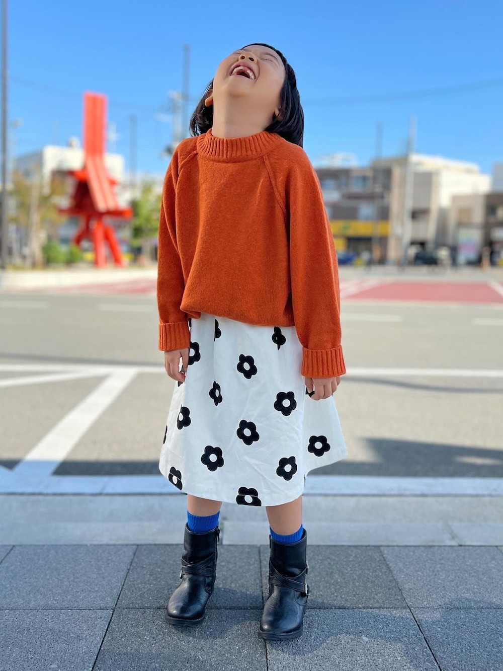 「ニット、スカート、ブーツ、シンプルコーデ、カラーコーデ、カラーソックス、オレンジ、休日スタイル、秋冬コーデ、カラーニット」｜「URBAN RESEARCH DOORSのFORK&SPOON　EYREクルーネックニット(KIDS)（ニット/セーター、オレンジ系）」を使った、KIYOKOHさん（キッズ・110cm）の秋コーディネートの3枚目の写真