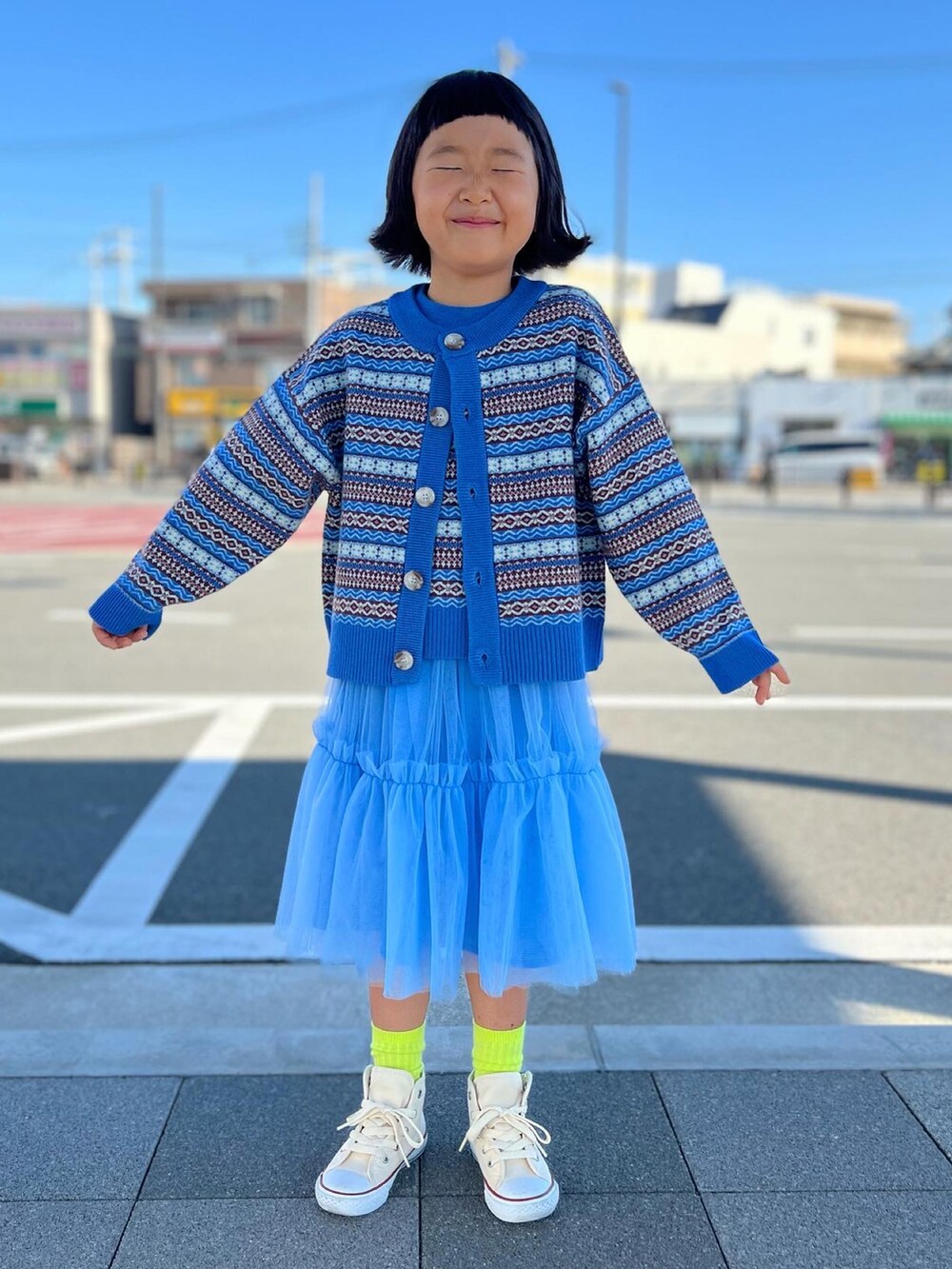 「ワントーンコーデ、カーディガン、おでかけコーデ、カラーソックス、ネオンカラー、ハイカットスニーカー、ニット、スカート、休日スタイル、カラーニット」｜「LOWRYS FARMのＪＱニットベスト　168990（ベスト、ブルー系）」を使った、KIYOKOHさん（キッズ・110cm）の秋コーディネートの3枚目の写真