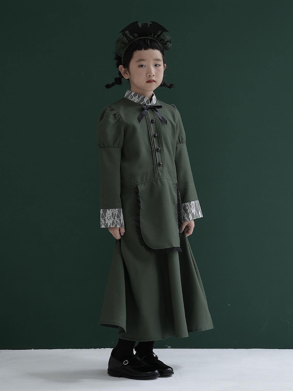 ブラック系のドレスシューズ、グリーン系のコスチューム/パーティーグッズを着用したキッズの秋コーディネートの2枚目の写真