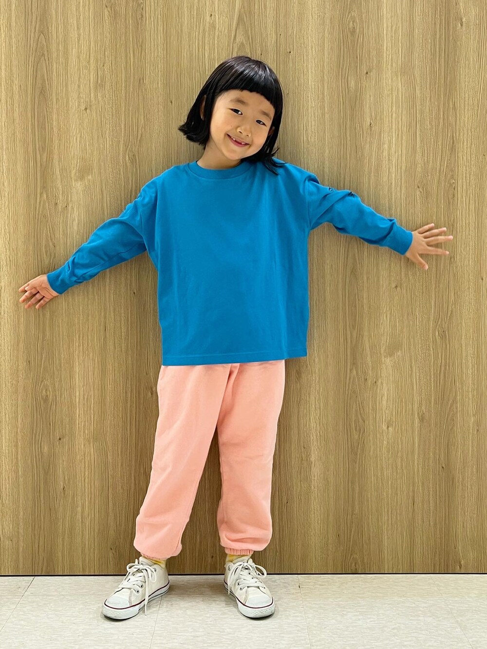 「ロゴT、ロンT、スウェットパンツ、カラーパンツ、コンバース、カジュアルコーデ、シンプルコーデ、カラーコーデ、スニーカー、秋コーデ」｜「LOWRYS FARMのＦＯＯＤバックプリントＴシャツ　150775（Tシャツ/カットソー、ブルー系）」を使った、KIYOKOHさん（キッズ・110cm）の秋コーディネートの2枚目の写真