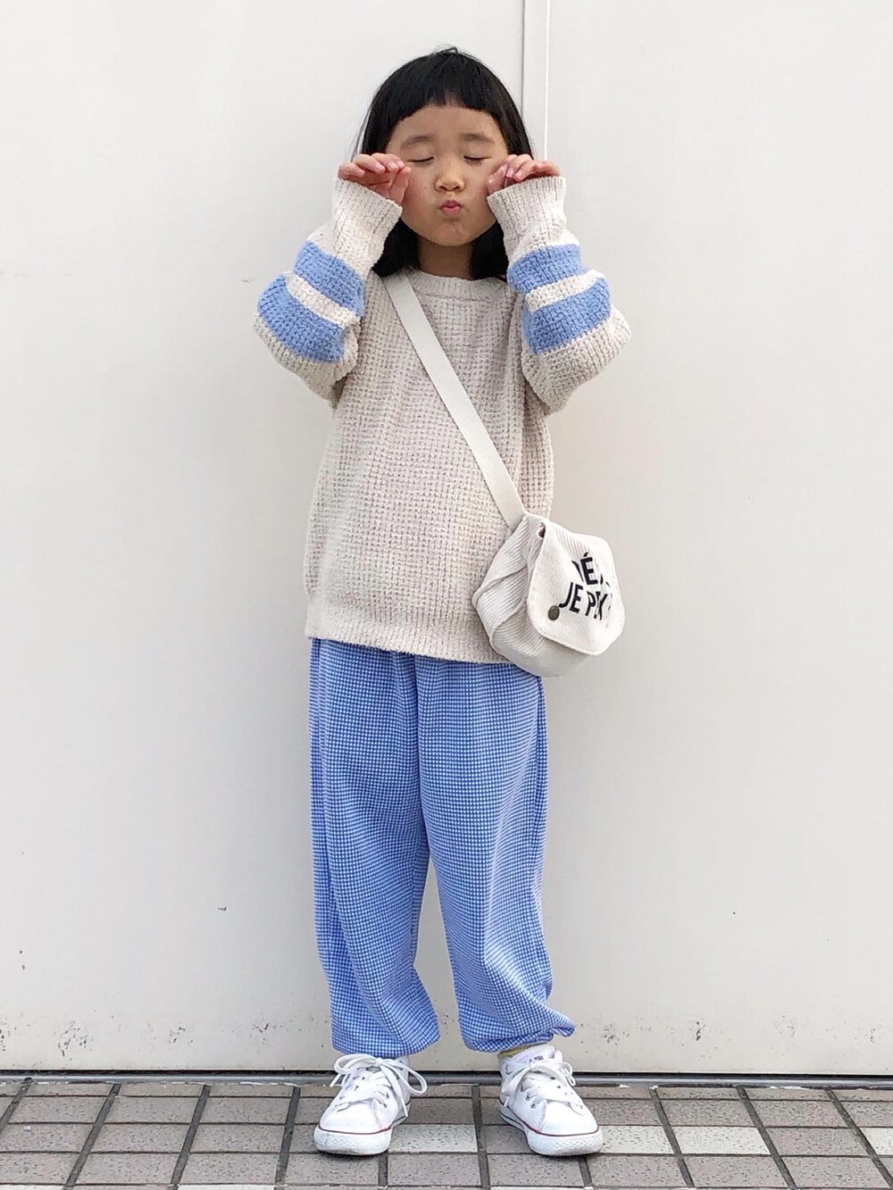 「春コーデ、シンプルコーデ、休日スタイル、コンバース、モッズコート、韓国子供服、パステル映える春、春ニット、白スニーカー、淡色コーデ、カジュアルコーデ、スウェットパンツ、カラーパンツ」｜「dress monsterのdress monster（パンツ、ブルー系）」を使った、KIYOKOHさん（キッズ・110cm）の春コーディネートの2枚目の写真