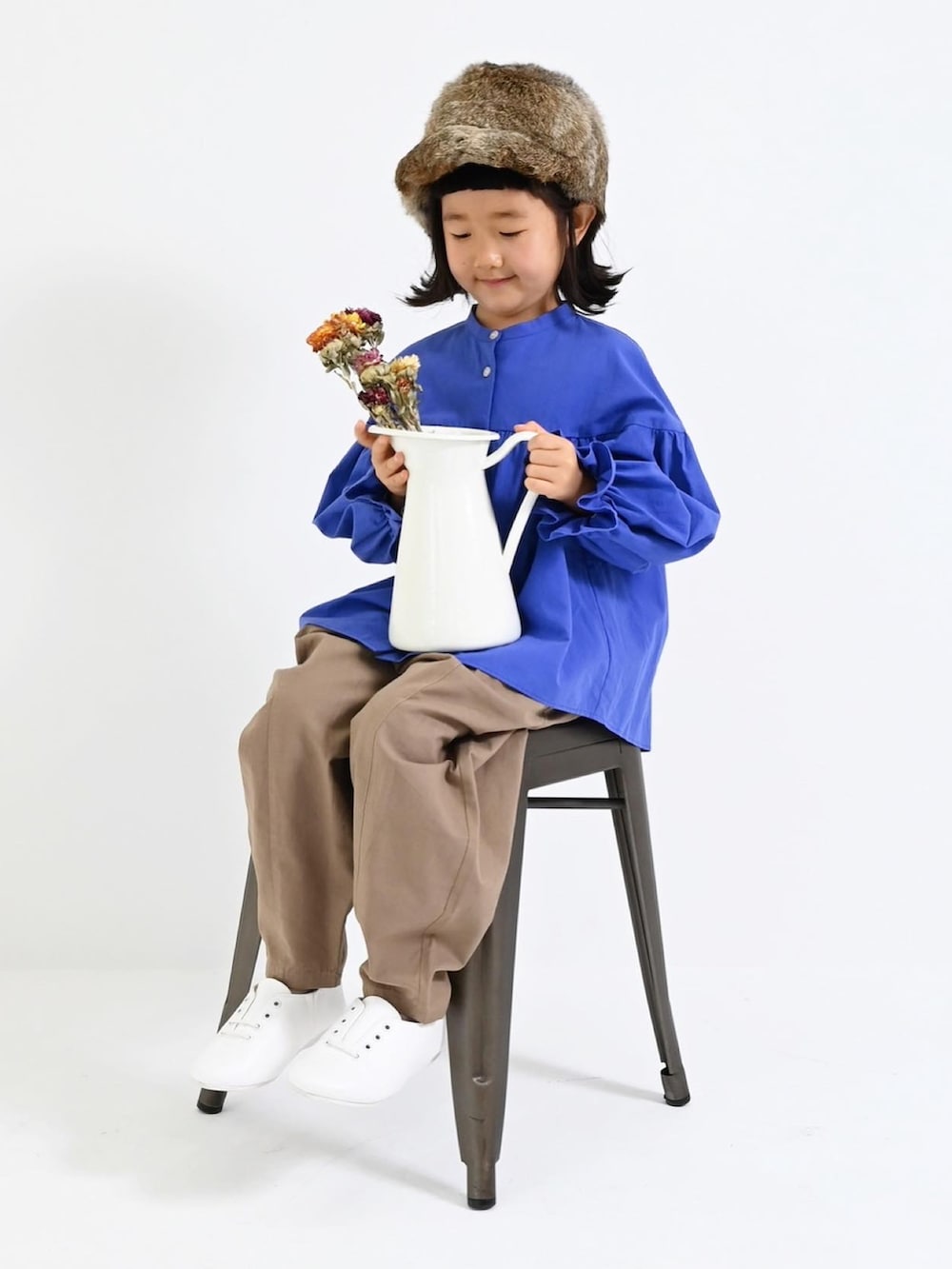 「秋ルック紹介するよ、ブラウス、スニーカー、白スニーカー、ファー小物、シンプルコーデ、カジュアルコーデ、ブルー、秋コーデ、ファー帽子」｜「NHTのNHT/エヌエイチティー ギャザーフリルパフシャツ（シャツ/ブラウス、ブルー系）」を使った、KIYOKOHさん（キッズ・110cm）の秋コーディネートの2枚目の写真