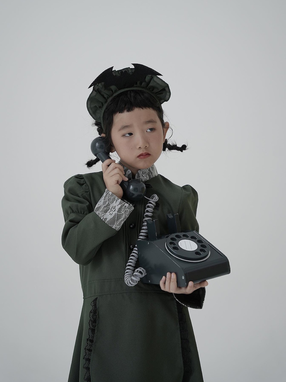 ブラック系のドレスシューズ、グリーン系のコスチューム/パーティーグッズを着用したキッズの秋コーディネートの3枚目の写真