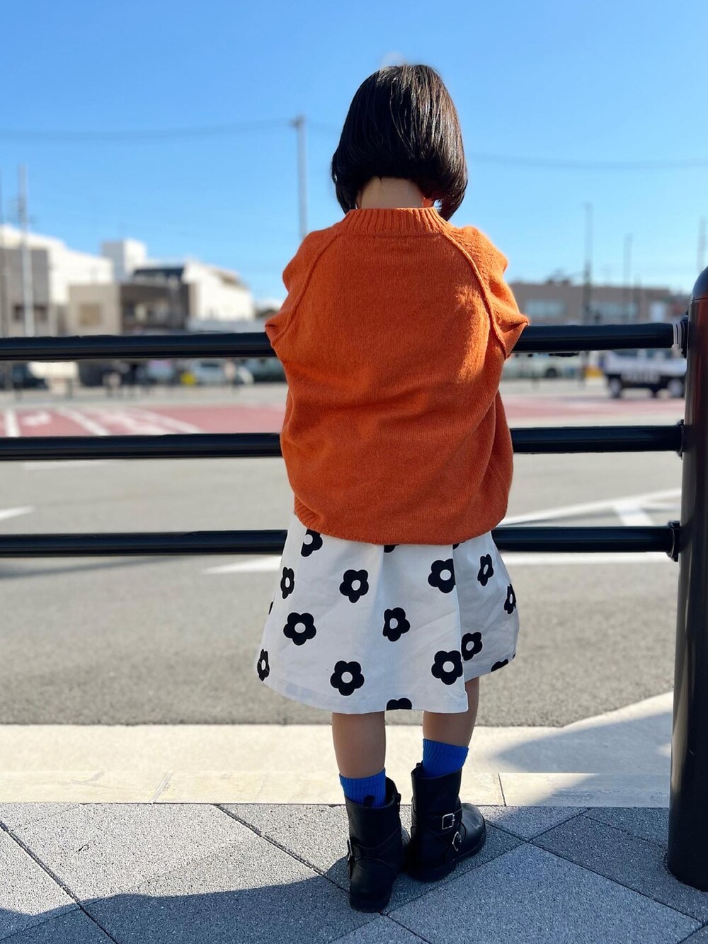 「ニット、スカート、ブーツ、シンプルコーデ、カラーコーデ、カラーソックス、オレンジ、休日スタイル、秋冬コーデ、カラーニット」｜「URBAN RESEARCH DOORSのFORK&SPOON　EYREクルーネックニット(KIDS)（ニット/セーター、オレンジ系）」を使った、KIYOKOHさん（キッズ・110cm）の秋コーディネートの4枚目の写真
