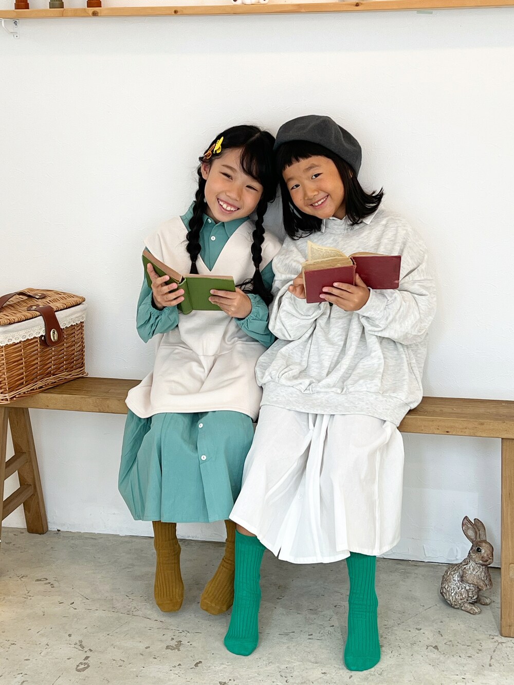 「秋服まるっと大公開、お出かけコーデ、休日スタイル、シャツスタイル、レイヤードスタイル、ベレー帽、グリーン、ロゴスウェット」｜「NHTのNHT/エヌエイチティー シャツワンピース（ワンピース、ホワイト系）」を使った、KIYOKOHさん（キッズ・120cm）の秋コーディネートの3枚目の写真