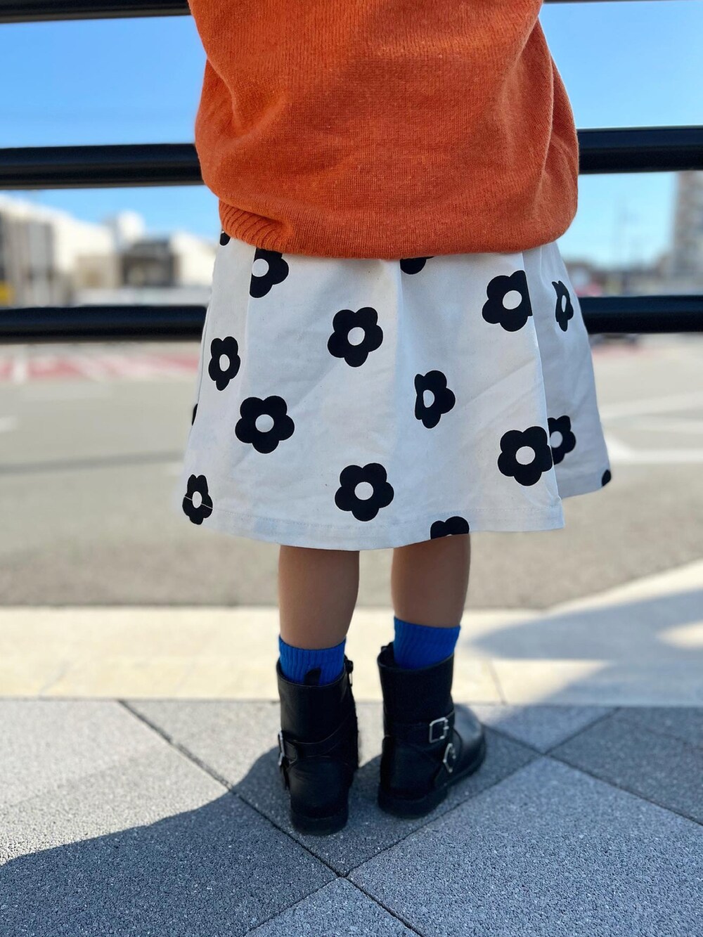 「ニット、スカート、ブーツ、シンプルコーデ、カラーコーデ、カラーソックス、オレンジ、休日スタイル、秋冬コーデ、カラーニット」｜「URBAN RESEARCH DOORSのFORK&SPOON　EYREクルーネックニット(KIDS)（ニット/セーター、オレンジ系）」を使った、KIYOKOHさん（キッズ・110cm）の秋コーディネートの5枚目の写真