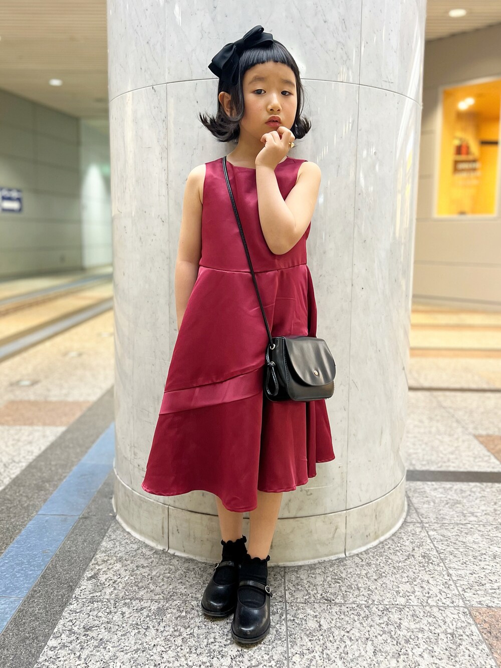 「お出かけコーデ日記、スカート、ワンピース、トレンチコート、休日スタイル、カチューシャ、パンプス、ポシェット」｜「Catherine Cottageのアリスのシフォンリボンカチューシャ（カチューシャ、ブラック系）」を使った、KIYOKOHさん（キッズ・110cm）の春コーディネートの3枚目の写真