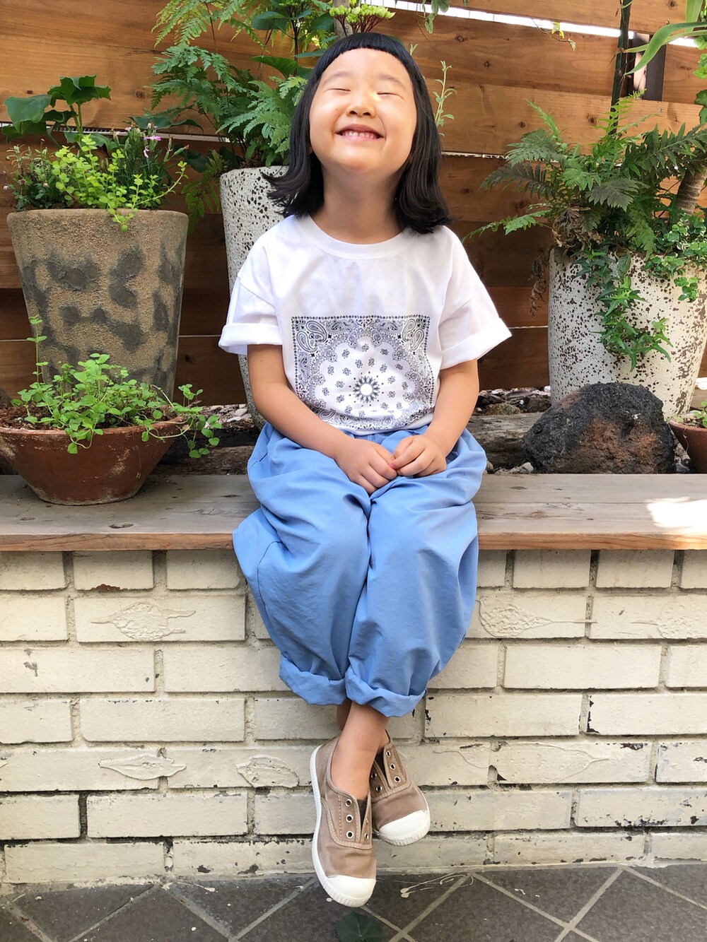 「ごきげんウィーク、春夏コーデ、シンプルコーデ、スリッポン、白Tシャツ、韓国子供服、ハット、麦わら帽子、休日スタイル、カラー×コーデ」｜「tototo&のアイテム（Tシャツ/カットソー、ホワイト系）」を使った、KIYOKOHさん（キッズ・110cm）の春コーディネートの3枚目の写真