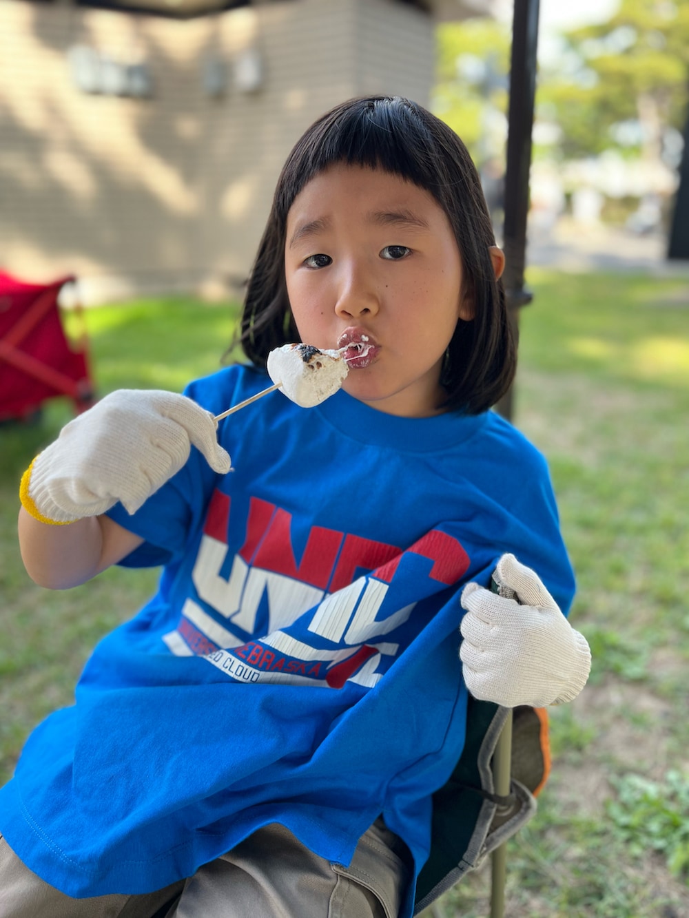 ブルー系のTシャツ/カットソー、ベージュ系のカーゴパンツ、ブラウン系のスニーカーを着用したキッズの春コーディネートの2枚目の写真