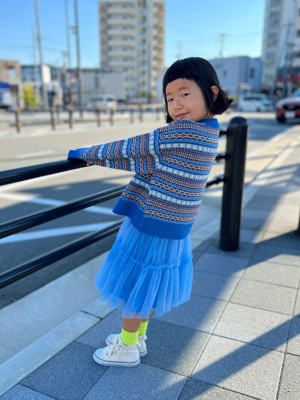 「ワントーンコーデ、カーディガン、おでかけコーデ、カラーソックス、ネオンカラー、ハイカットスニーカー、ニット、スカート、休日スタイル、カラーニット」｜「LOWRYS FARMのＪＱニットベスト　168990（ベスト、ブルー系）」を使った、KIYOKOHさん（キッズ・110cm）の秋コーディネートの5枚目の写真