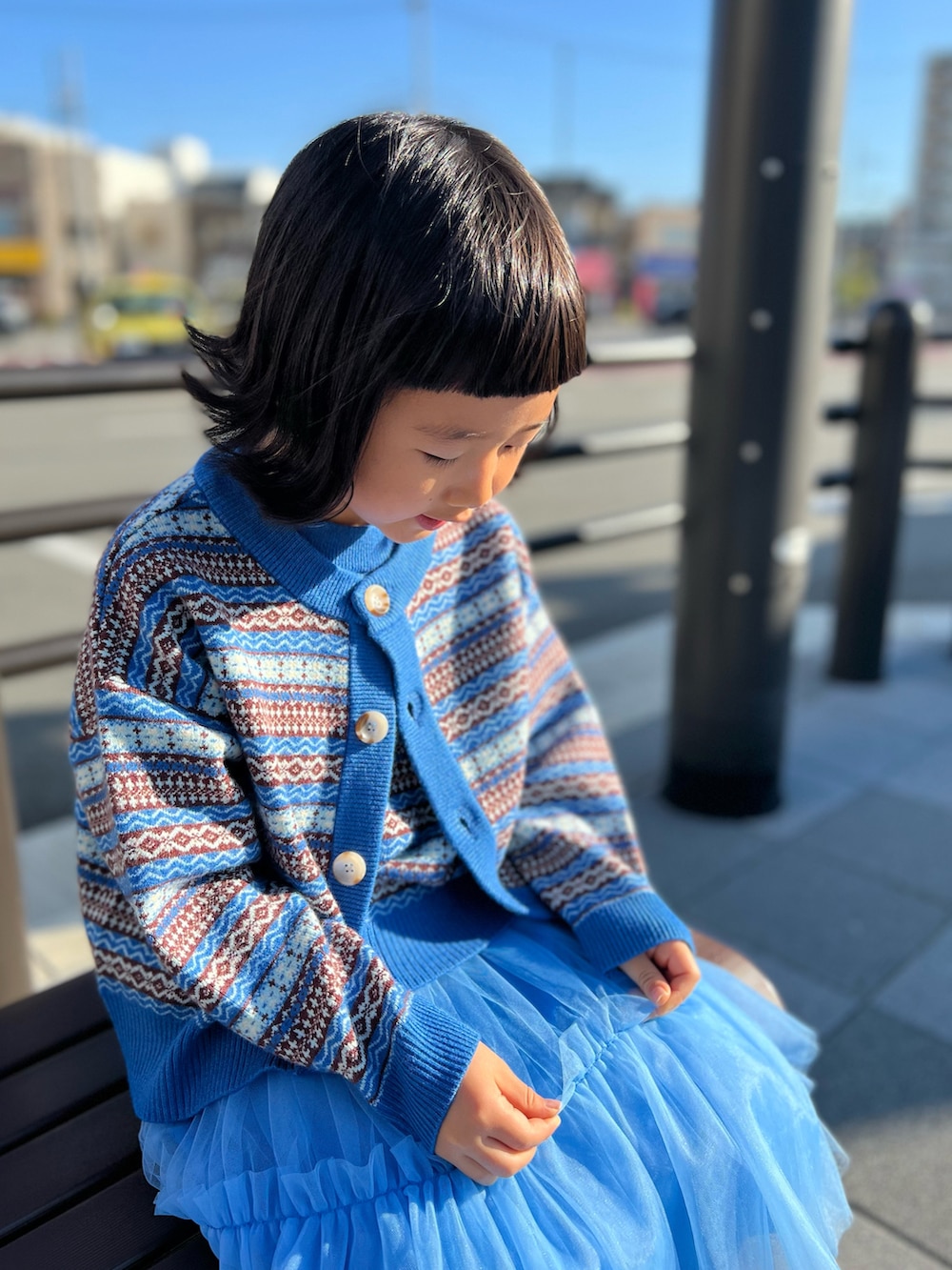 「ワントーンコーデ、カーディガン、おでかけコーデ、カラーソックス、ネオンカラー、ハイカットスニーカー、ニット、スカート、休日スタイル、カラーニット」｜「LOWRYS FARMのＪＱニットベスト　168990（ベスト、ブルー系）」を使った、KIYOKOHさん（キッズ・110cm）の秋コーディネートの4枚目の写真