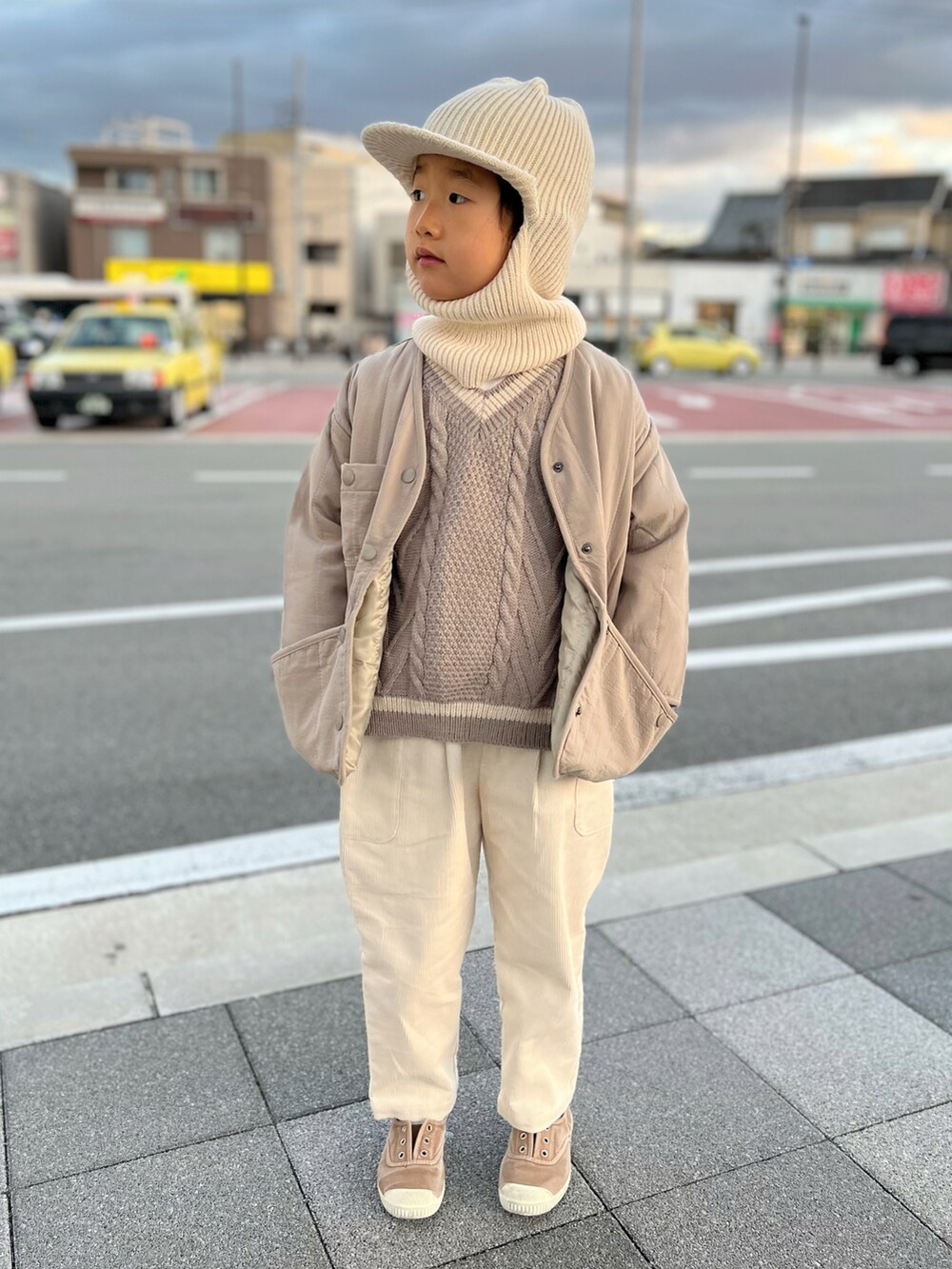 「バラクラバ、ニット帽、オールホワイト、ワントーンコーデ、冬コーデ、レイヤードスタイル、ZARA、キルティングジャケット、スリッポン、ホワイトコーデ、コーデュロイ、マフラーぐるぐる」｜「ZARAのアイテム（ニットキャップ/ビーニー、ホワイト系）」を使った、KIYOKOHさん（キッズ・110cm）の冬コーディネートの2枚目の写真