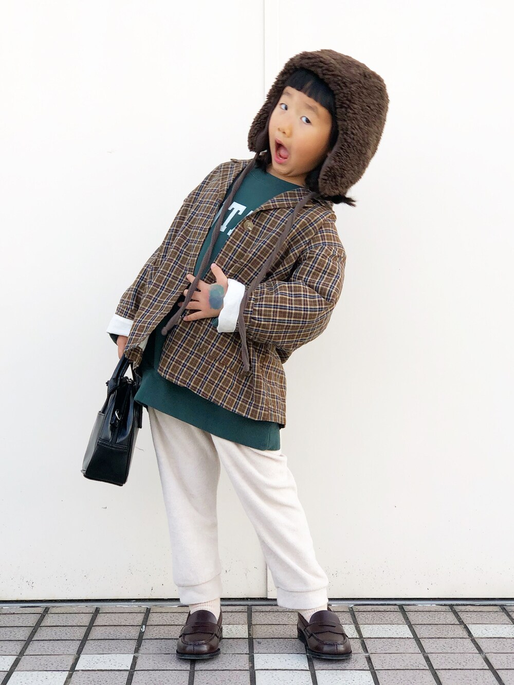 「チェック、スウェットパンツ、スウェット、ジャケット、グリーン、ショルダーバッグ、ローファー、レイヤードスタイル、ブラウン、ロゴスウェット、韓国子供服、ファー小物、チェック柄に恋してる、チェッカーず2021、フライトキャップ」｜「Ocean&Groundのカレッジロゴビッグスウェット（80～140cm）（スウェット、グリーン系）」を使った、KIYOKOHさん（キッズ・110cm）の秋コーディネートの3枚目の写真