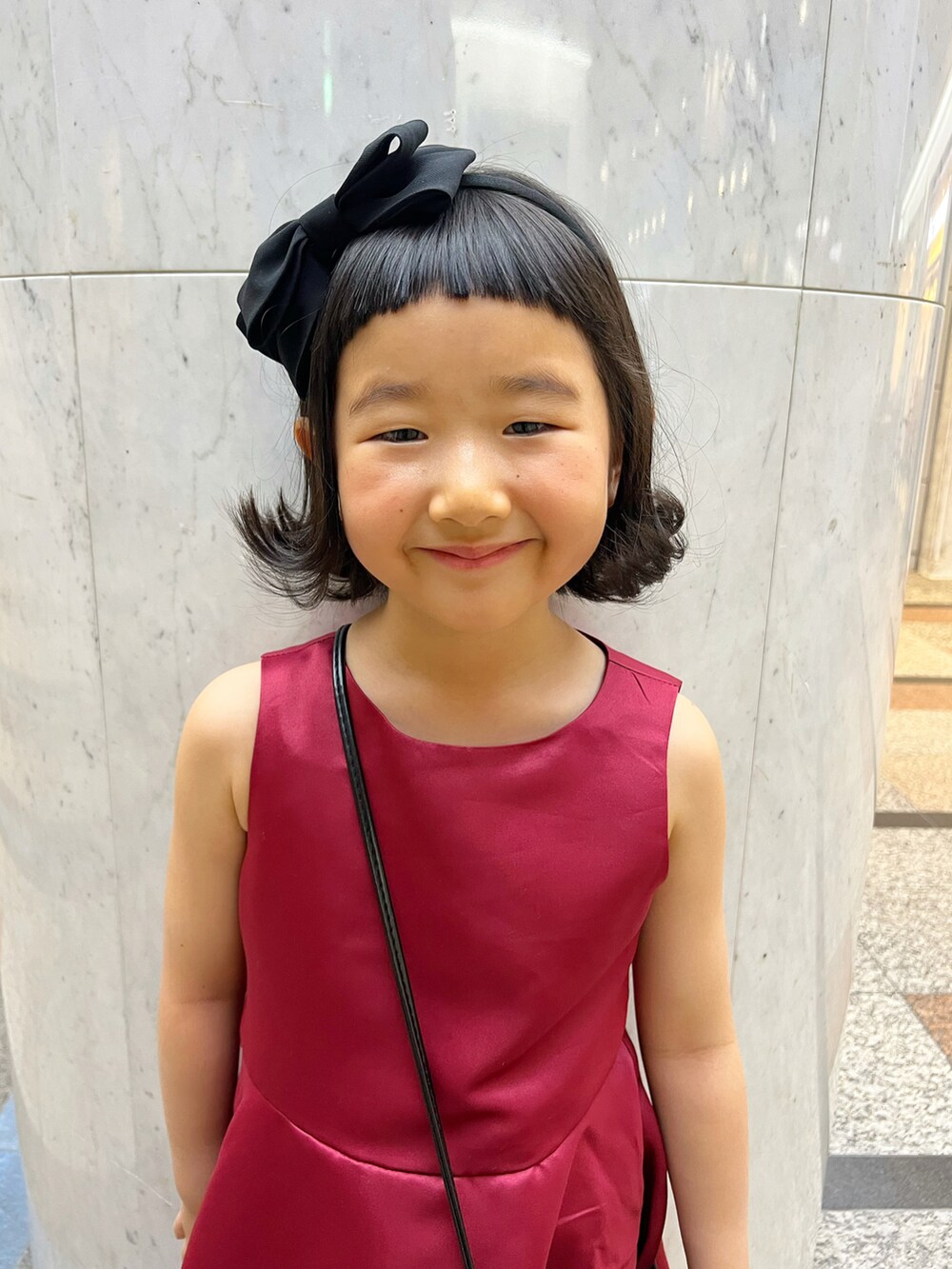 「お出かけコーデ日記、スカート、ワンピース、トレンチコート、休日スタイル、カチューシャ、パンプス、ポシェット」｜「Catherine Cottageのアリスのシフォンリボンカチューシャ（カチューシャ、ブラック系）」を使った、KIYOKOHさん（キッズ・110cm）の春コーディネートの4枚目の写真