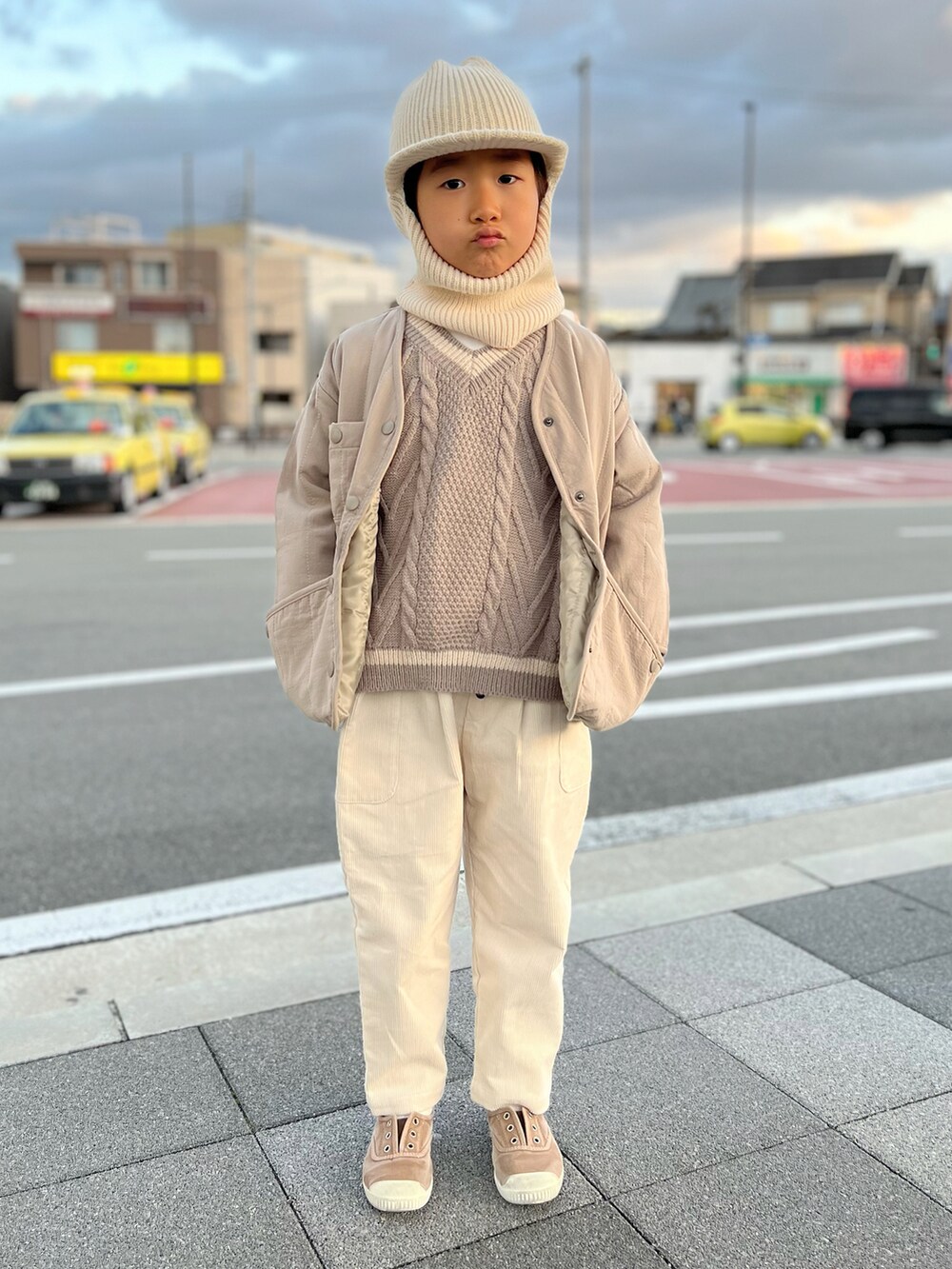 「バラクラバ、ニット帽、オールホワイト、ワントーンコーデ、冬コーデ、レイヤードスタイル、ZARA、キルティングジャケット、スリッポン、ホワイトコーデ、コーデュロイ、マフラーぐるぐる」｜「ZARAのアイテム（ニットキャップ/ビーニー、ホワイト系）」を使った、KIYOKOHさん（キッズ・110cm）の冬コーディネートの3枚目の写真
