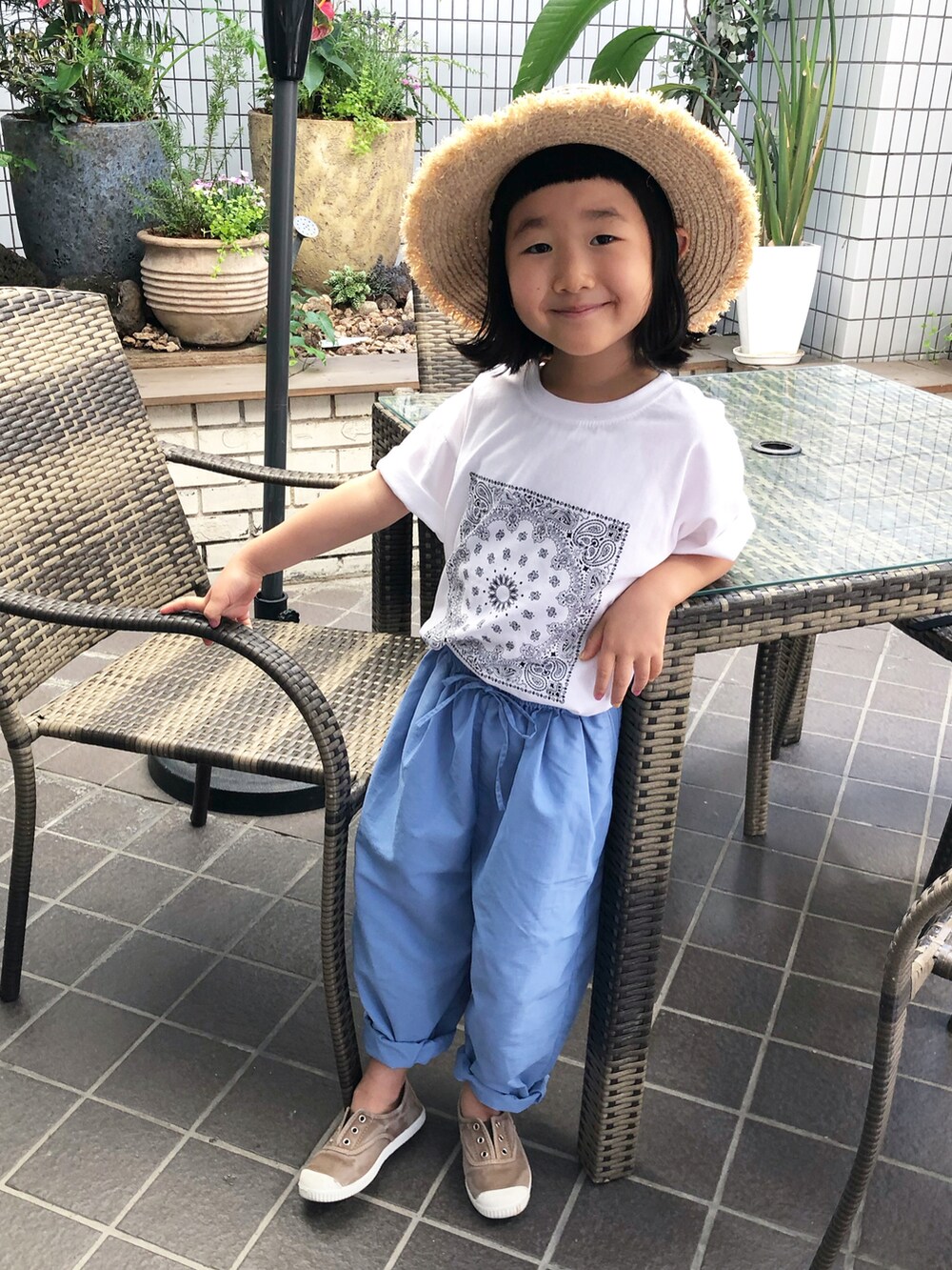 「ごきげんウィーク、春夏コーデ、シンプルコーデ、スリッポン、白Tシャツ、韓国子供服、ハット、麦わら帽子、休日スタイル、カラー×コーデ」｜「tototo&のアイテム（Tシャツ/カットソー、ホワイト系）」を使った、KIYOKOHさん（キッズ・110cm）の春コーディネートの2枚目の写真