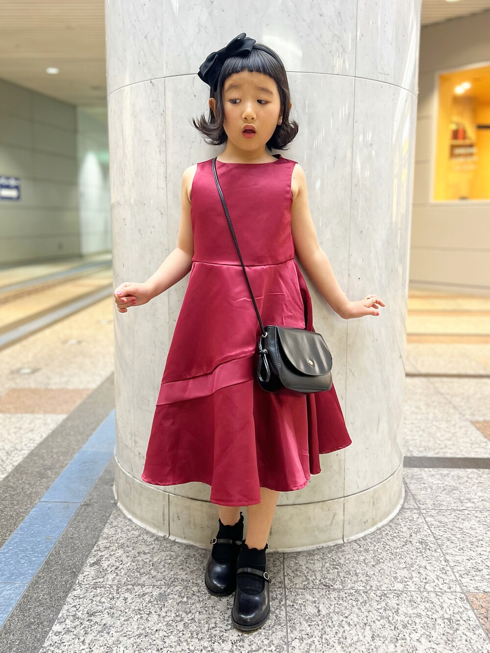 「お出かけコーデ日記、スカート、ワンピース、トレンチコート、休日スタイル、カチューシャ、パンプス、ポシェット」｜「Catherine Cottageのアリスのシフォンリボンカチューシャ（カチューシャ、ブラック系）」を使った、KIYOKOHさん（キッズ・110cm）の春コーディネートの2枚目の写真