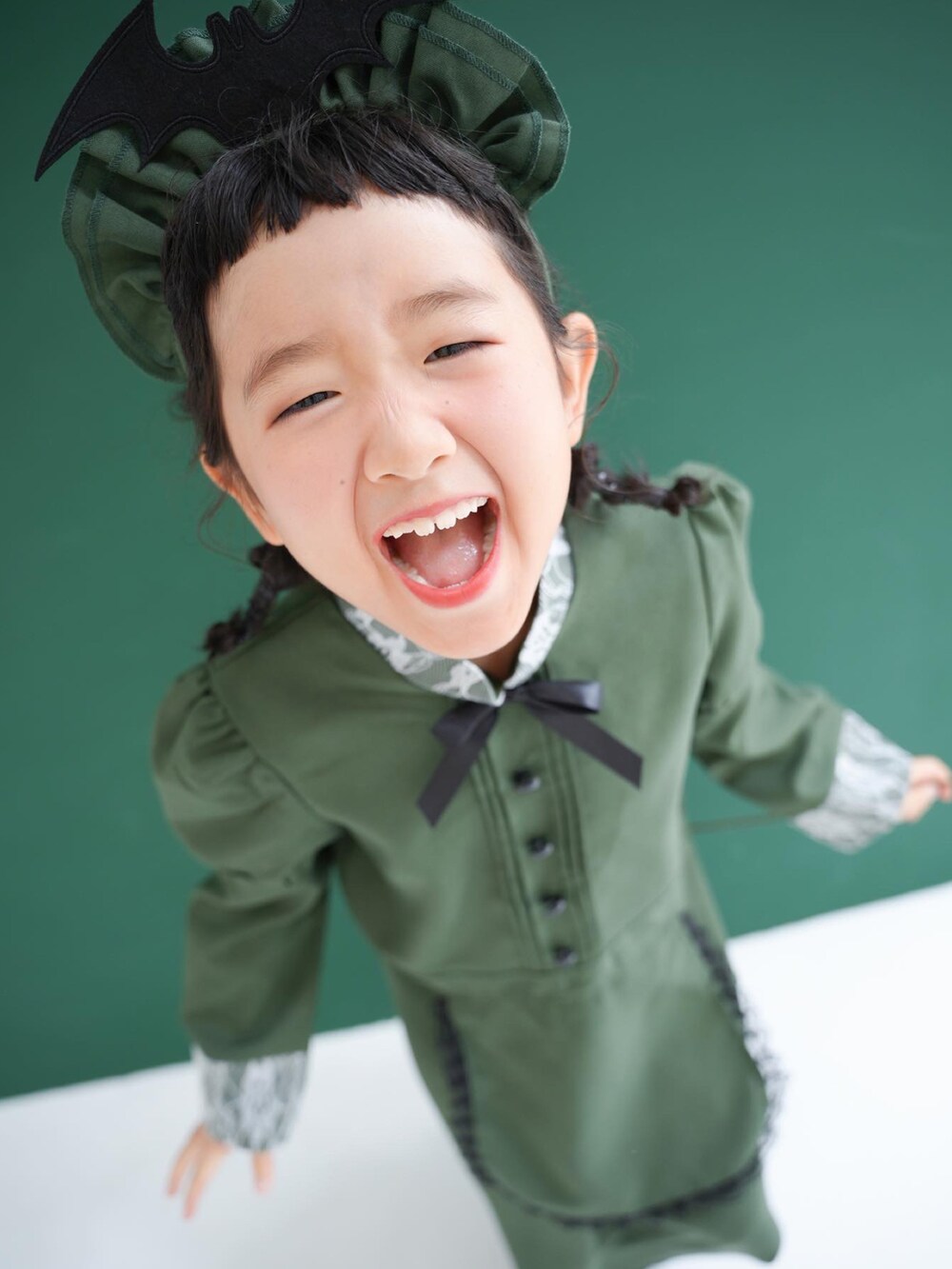 ブラック系のドレスシューズ、グリーン系のコスチューム/パーティーグッズを着用したキッズの秋コーディネートの5枚目の写真