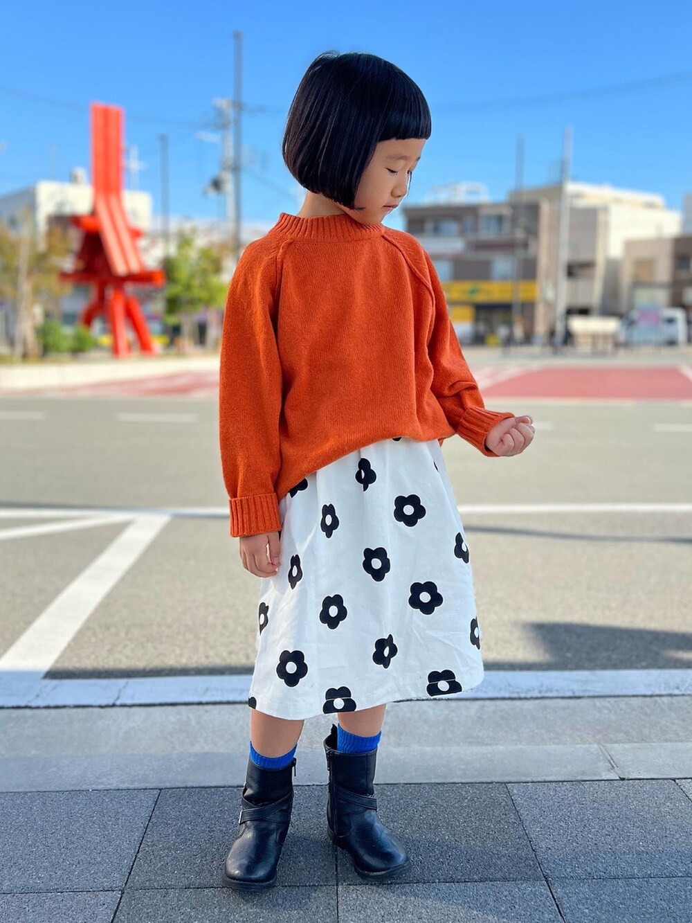 「ニット、スカート、ブーツ、シンプルコーデ、カラーコーデ、カラーソックス、オレンジ、休日スタイル、秋冬コーデ、カラーニット」｜「URBAN RESEARCH DOORSのFORK&SPOON　EYREクルーネックニット(KIDS)（ニット/セーター、オレンジ系）」を使った、KIYOKOHさん（キッズ・110cm）の秋コーディネートの2枚目の写真