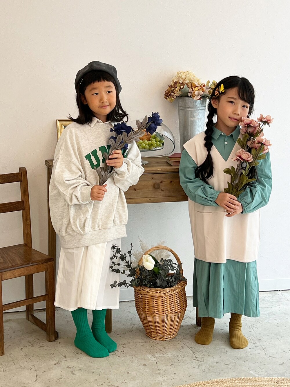 「秋服まるっと大公開、お出かけコーデ、休日スタイル、シャツスタイル、レイヤードスタイル、ベレー帽、グリーン、ロゴスウェット」｜「NHTのNHT/エヌエイチティー シャツワンピース（ワンピース、ホワイト系）」を使った、KIYOKOHさん（キッズ・120cm）の秋コーディネートの2枚目の写真