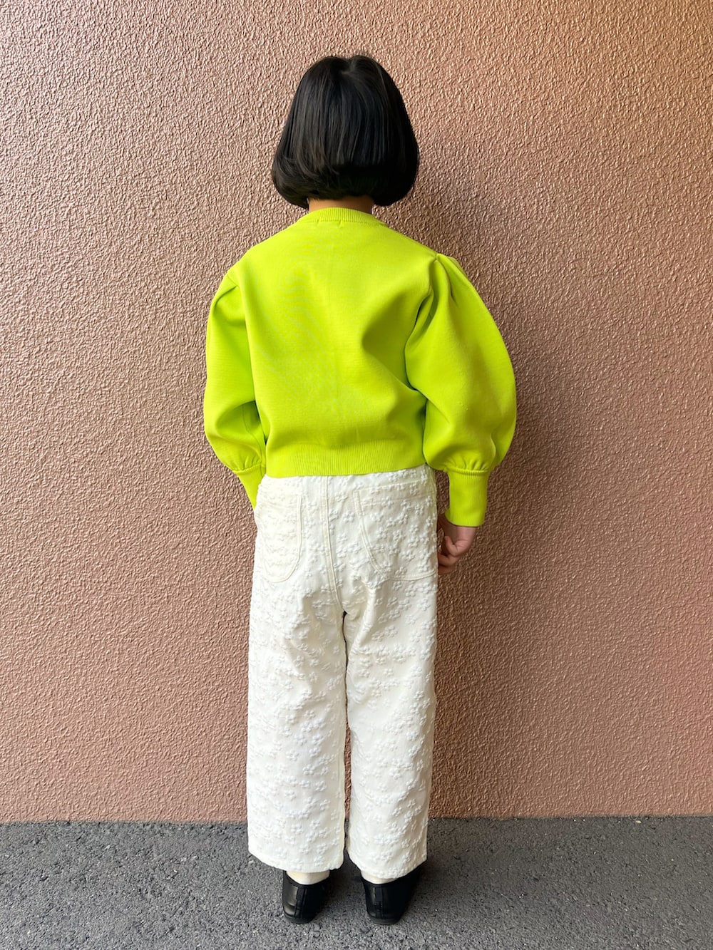 「春服デビュー宣言、ビビッドカラー、白パンツ、カーディガン、春コーデ、バレエシューズ、ビタミンカラー、シンプルコーデ、ボリューム袖」｜「LOWRYS FARMのＢＩＧパフカーディガン　177365（カーディガン/ボレロ、イエロー系）」を使った、KIYOKOHさん（キッズ・120cm）の春コーディネートの3枚目の写真