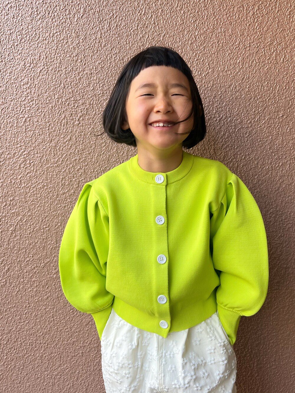 「春服デビュー宣言、ビビッドカラー、白パンツ、カーディガン、春コーデ、バレエシューズ、ビタミンカラー、シンプルコーデ、ボリューム袖」｜「LOWRYS FARMのＢＩＧパフカーディガン　177365（カーディガン/ボレロ、イエロー系）」を使った、KIYOKOHさん（キッズ・120cm）の春コーディネートの4枚目の写真