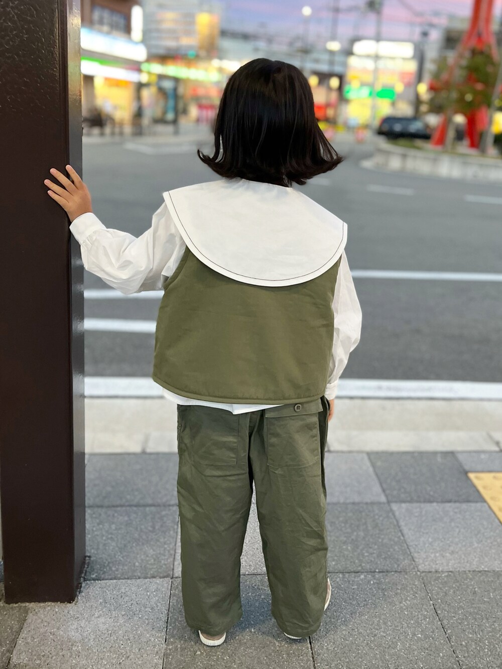 「秋ルック紹介するよ、ワントーンコーデ、ストリート、スリッポン、ビッグカラー、ミリタリー、ベスト、ブラウス、レイヤードスタイル、カジュアルコーデ、スニーカー」｜「LOWRYS FARMのビッグカラー２ＷＡＹブラウス　162221（シャツ/ブラウス、ホワイト系）」を使った、KIYOKOHさん（キッズ・110cm）の秋コーディネートの3枚目の写真