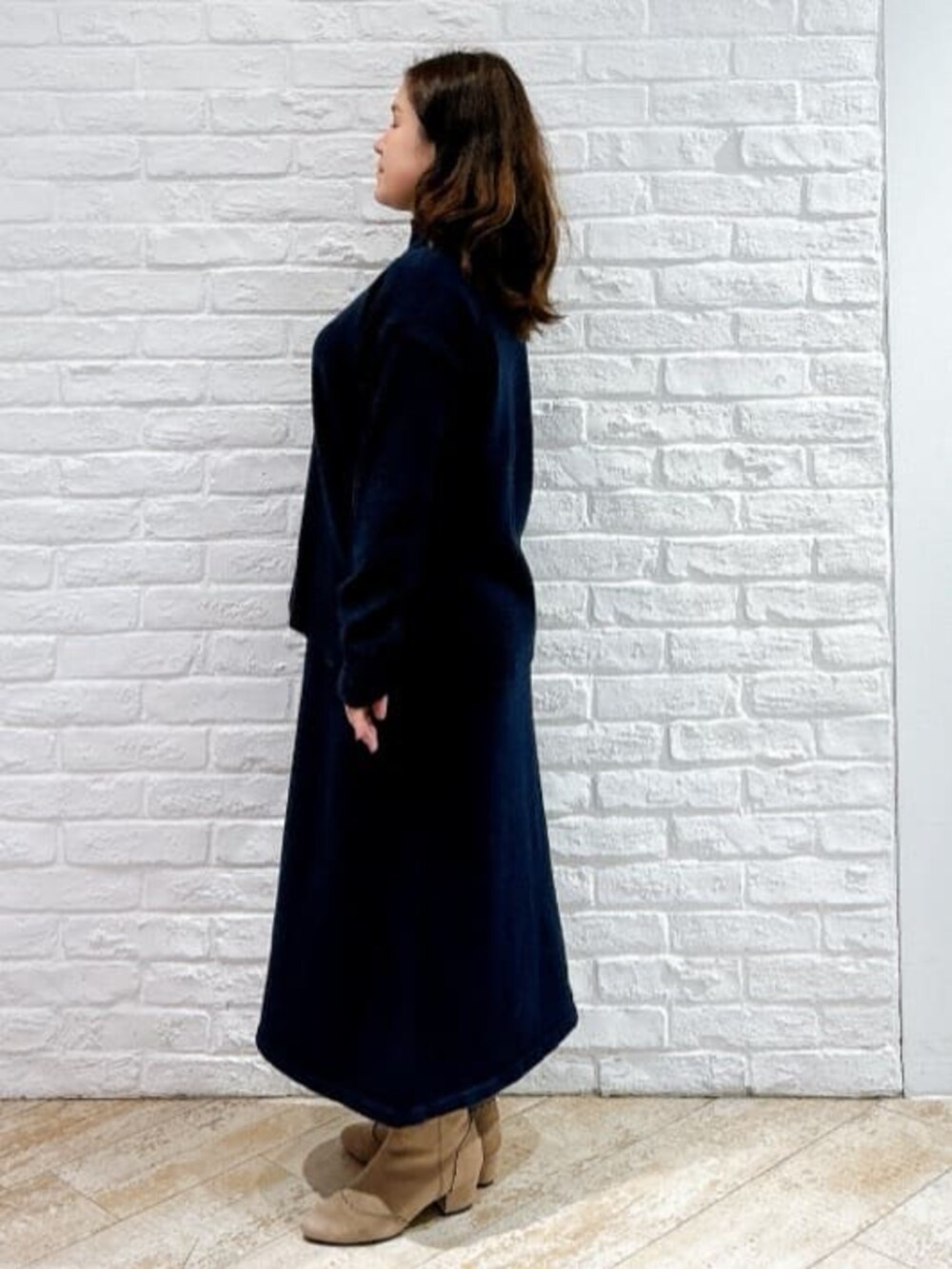 ベージュ系のブーツ、ブルー系のセットアップ、グレー系のその他アウターを着用したレディースの冬コーディネートの5枚目の写真