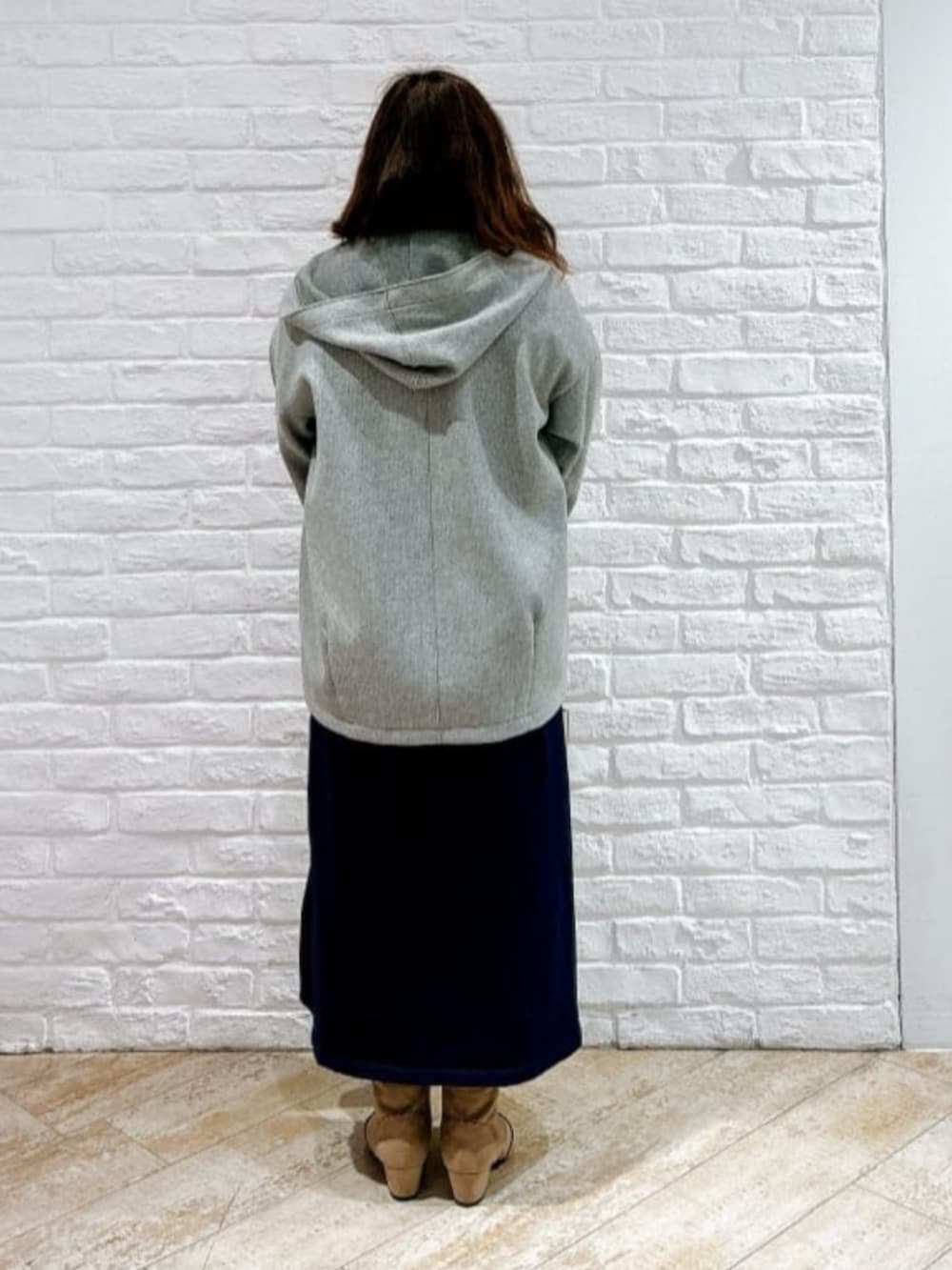 ベージュ系のブーツ、ブルー系のセットアップ、グレー系のその他アウターを着用したレディースの冬コーディネートの3枚目の写真