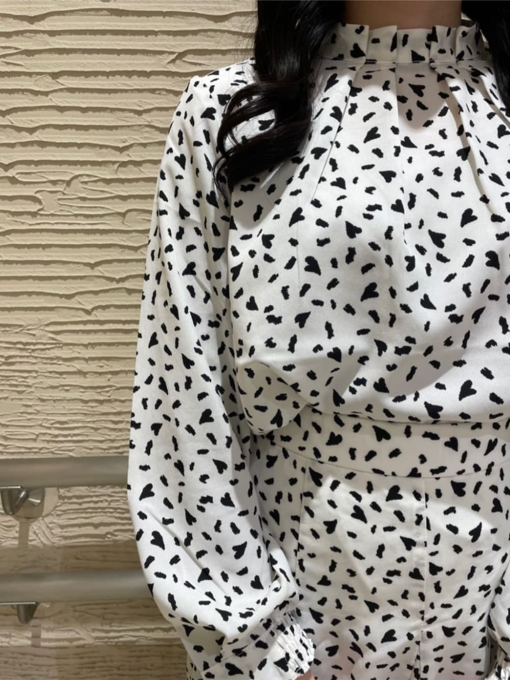 ホワイト系のシャツ/ブラウス、ホワイト系のスカート、ピンク系のハンドバッグを着用したレディースの冬コーディネートの4枚目の写真