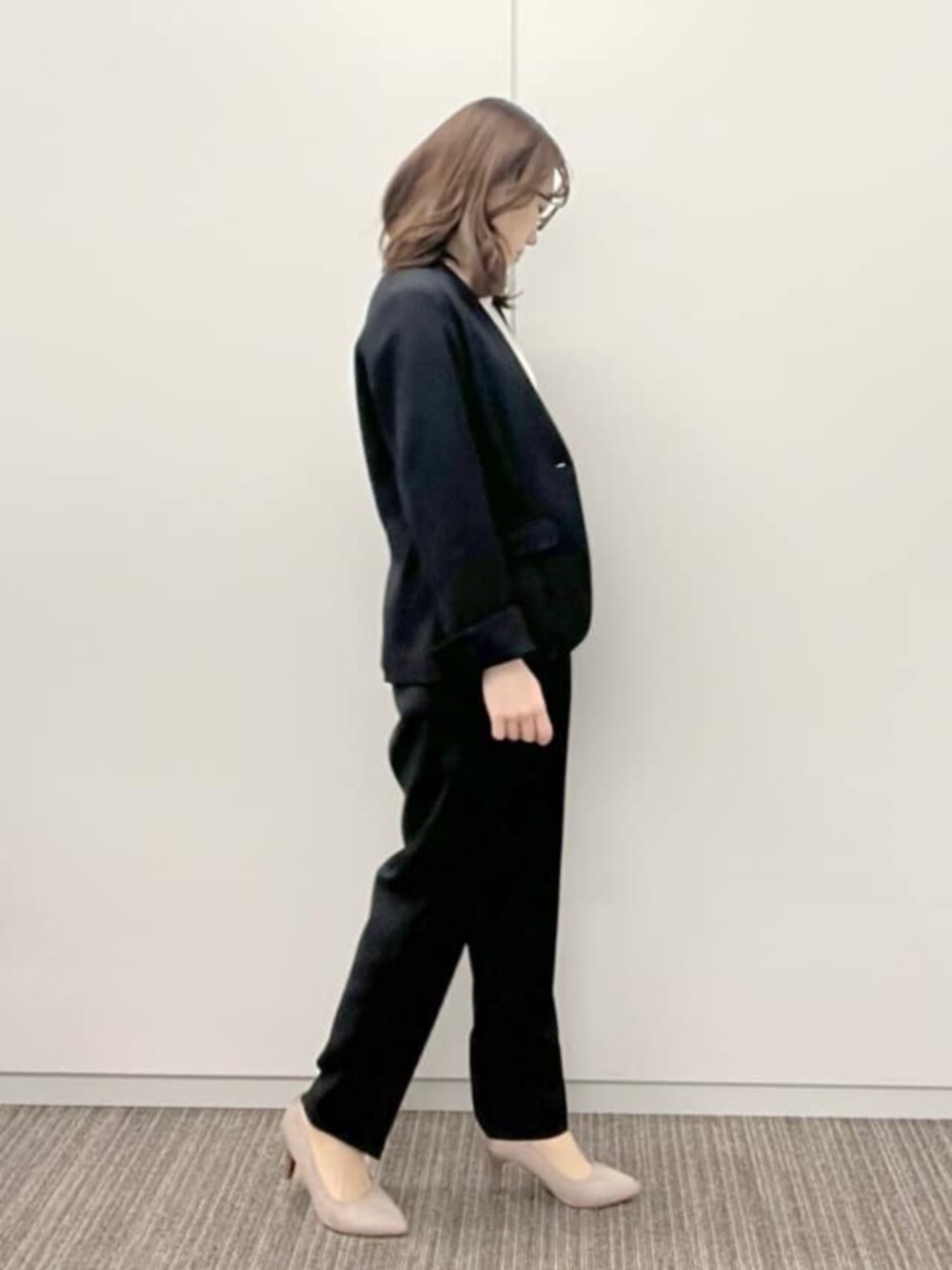 ブラック系のその他パンツ、ブラック系のノーカラージャケット、ホワイト系のシャツ/ブラウスを着用したレディースの冬コーディネートの3枚目の写真