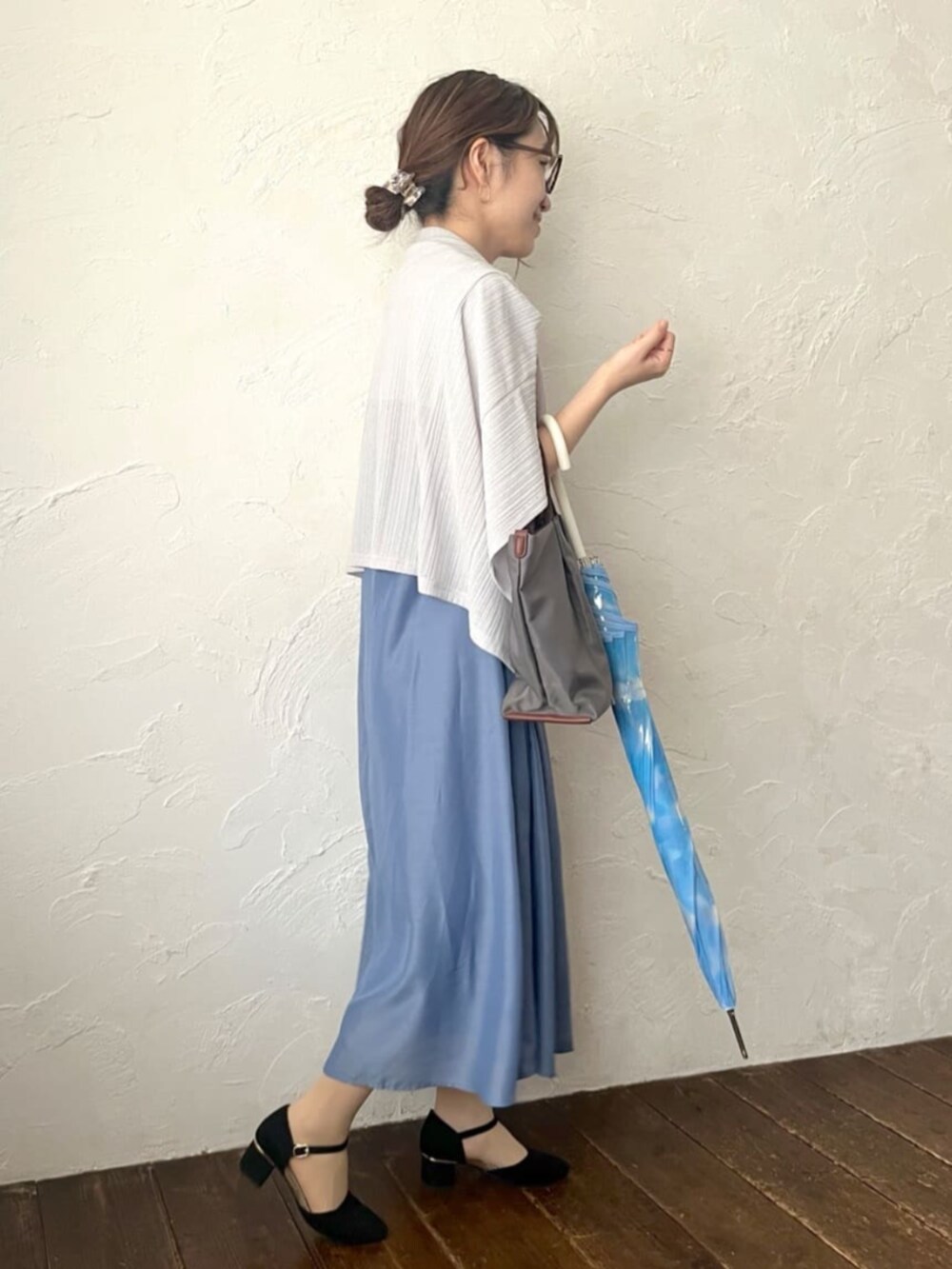 グレー系のカーディガン/ボレロ、ブルー系のワンピースを着用したレディースの夏コーディネートの2枚目の写真