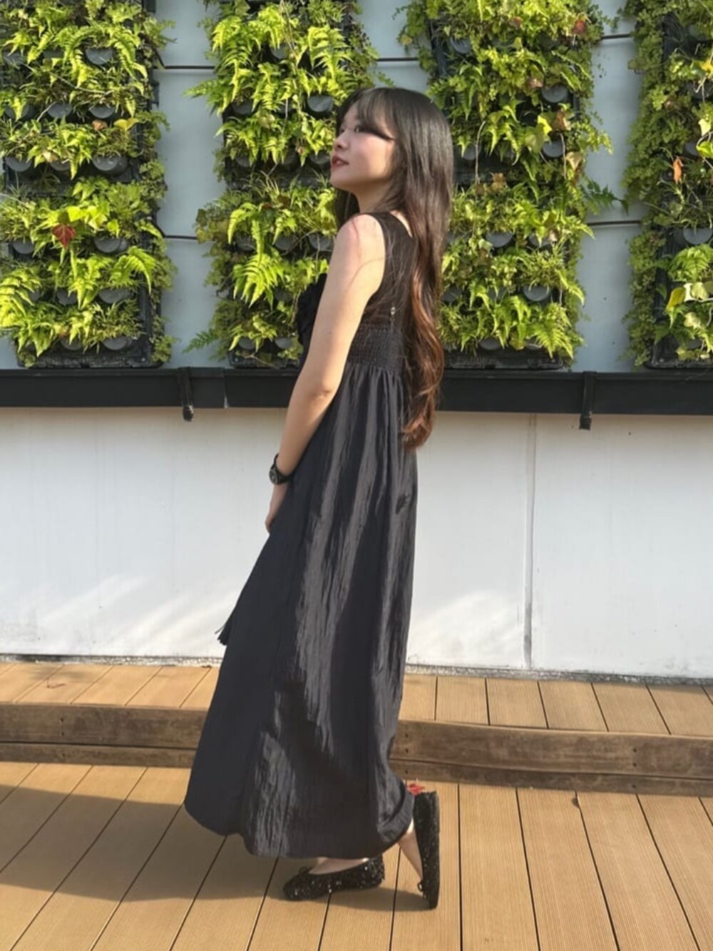 「夏ファッション、大人かわいい、オトナカジュアル、ワンピースコーデ、夏のワントーンコーデ、夏の黒ワンピ、夏のブラックコーデ、ブラックコーデ、フェミニン×カジュアル、ITS’DEMO」｜「ITS'DEMOの【手洗い可】ワッシャーサテンキャミワンピース（ワンピース、ブラック系）」を使った、ITS'DEMOスタッフさん（レディース・163cm）の春コーディネートの2枚目の写真