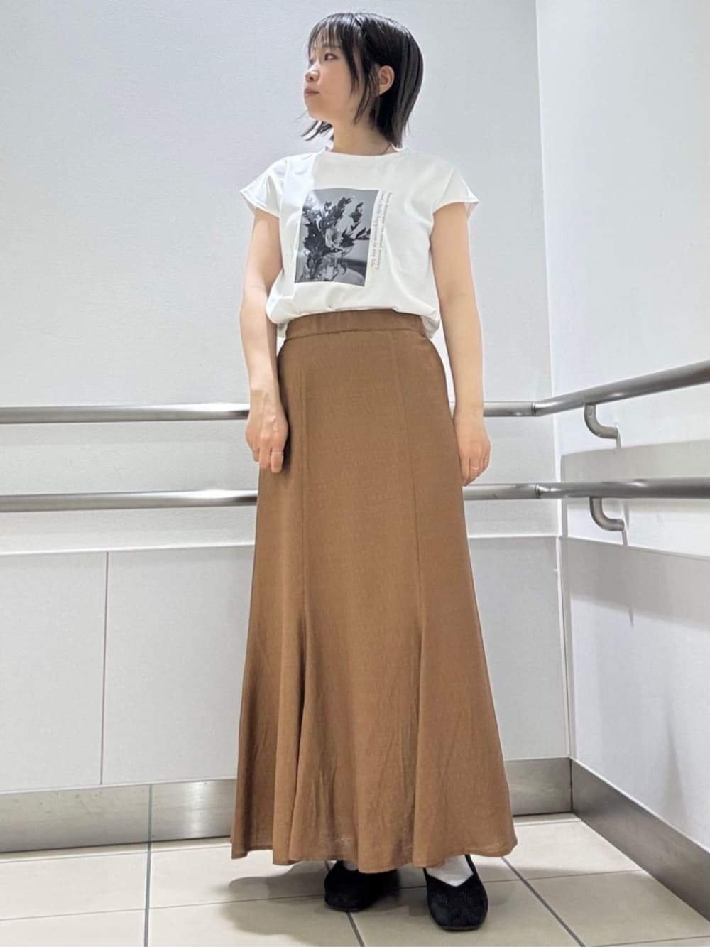 「きれいめカジュアル、大人カジュアル、休日スタイル、マーメイドスカート、Tシャツコーデ、スカートコーデ、初夏コーデ、UVカットフルジップパーカー、キャップコーデ、ITS'DEMO」|「ITS'DEMOの【定番人気/手洗い可/M・L展開】UVカットパーカー(パーカー、グレー系)」を使った、ITS'DEMOスタッフさん(レディース・150cm)の春コーディネートの2枚目の写真