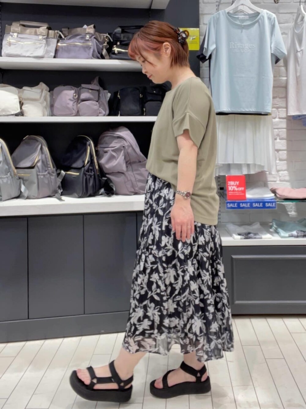 グリーン系のTシャツ/カットソー、ブルー系のスカートを着用したレディースの夏コーディネートの2枚目の写真