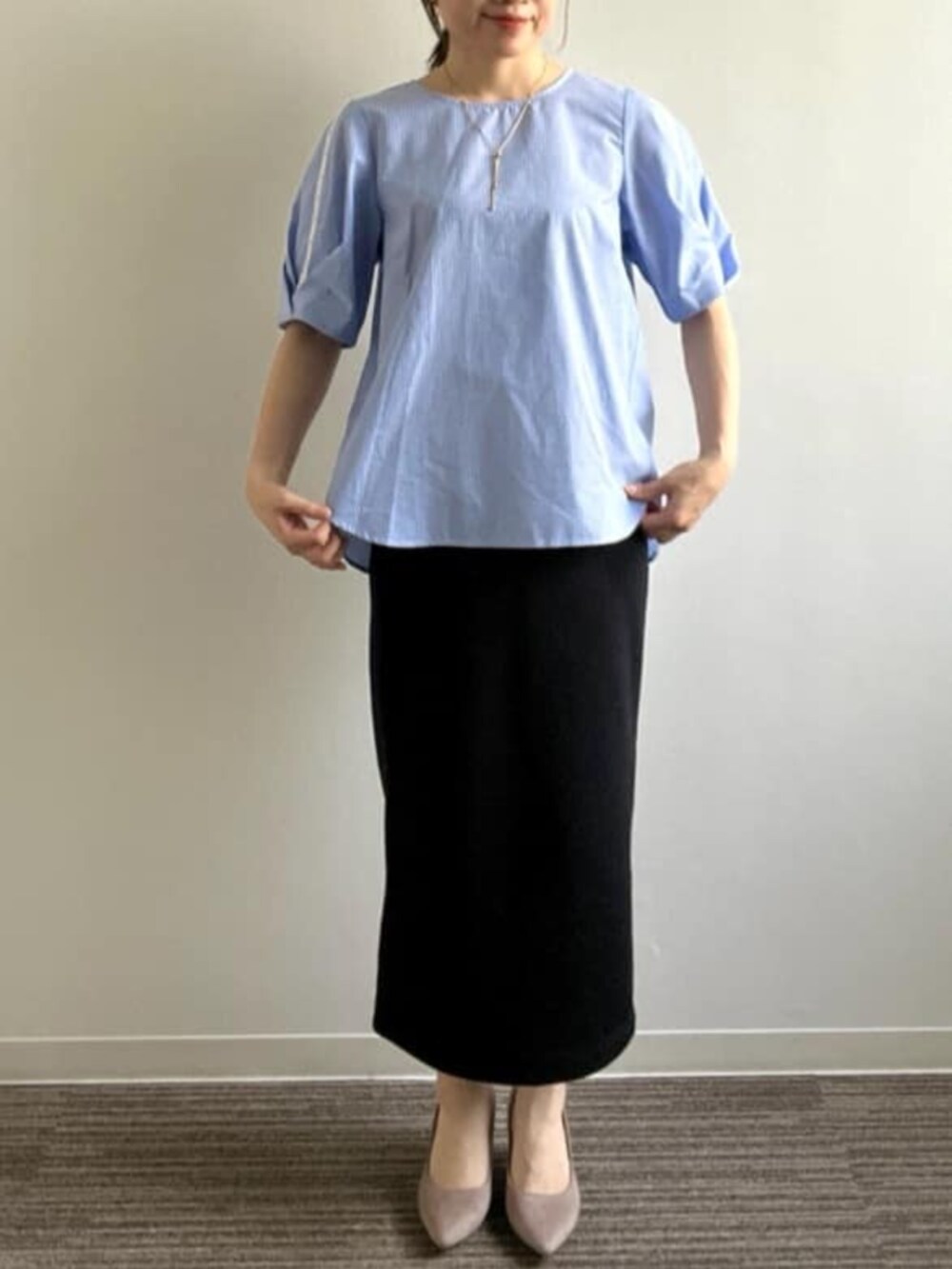 ブルー系のシャツ/ブラウスを着用したレディースの夏コーディネートの4枚目の写真