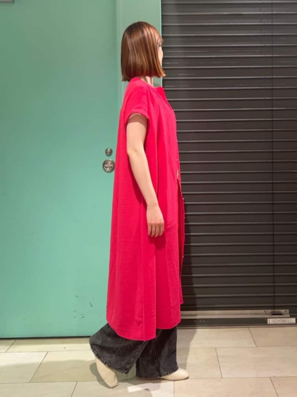 ピンク系のワンピースを着用したレディースの春コーディネートの2枚目の写真