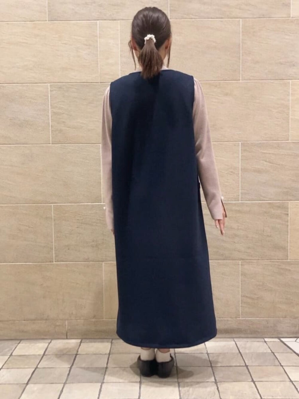 ブルー系のスカートを着用したレディースの冬コーディネートの4枚目の写真